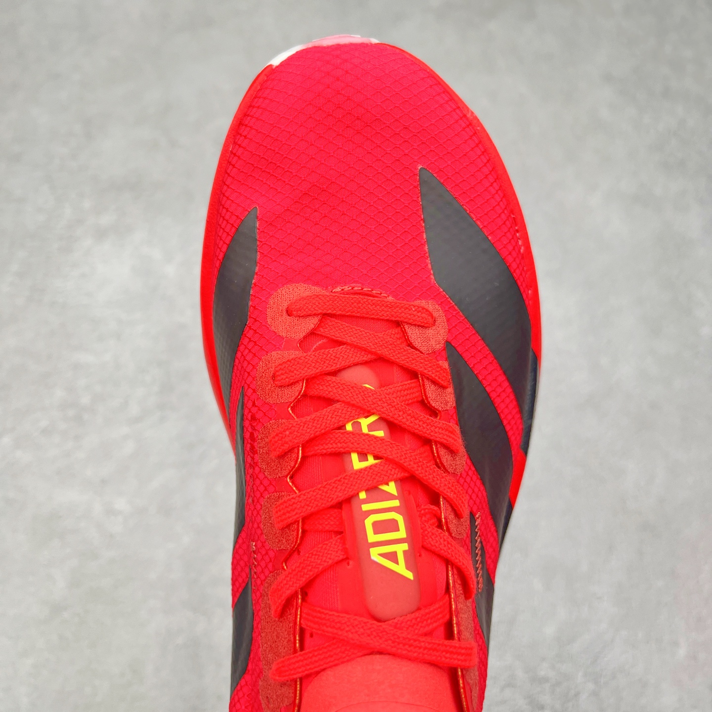 图片[4]-AD Adizero Adios Pro 4 马拉松竞速专业跑鞋 JR6358 CELERMESH针织网面非常轻薄 纤维间的缝隙很大 可以保证跑步时的透气、排汗效果 鞋舌直接与两侧的内衬和鞋底连接在一起 在跑步过程中不会被鞋舌的左右移动所困扰 在标准鞋带孔的基础上再拓宽一组鞋带孔 适合不同脚型的需求 突破性 EnergyRods 技术，有助于跑者实现更好的成绩 中底独特的LIGHTSTRIKE PRO泡棉材质 微弹感觉在跑步过程中给予了良好的支撑体验 对于顶级精英和高水平进阶跑者来说 ADIOS PRO是一双值得信赖的竞速比赛用鞋 尺码：36 36.5 37.5 38 38.5 39 40 40.5 41 42 42.5 43 44 44.5 45-选品中心