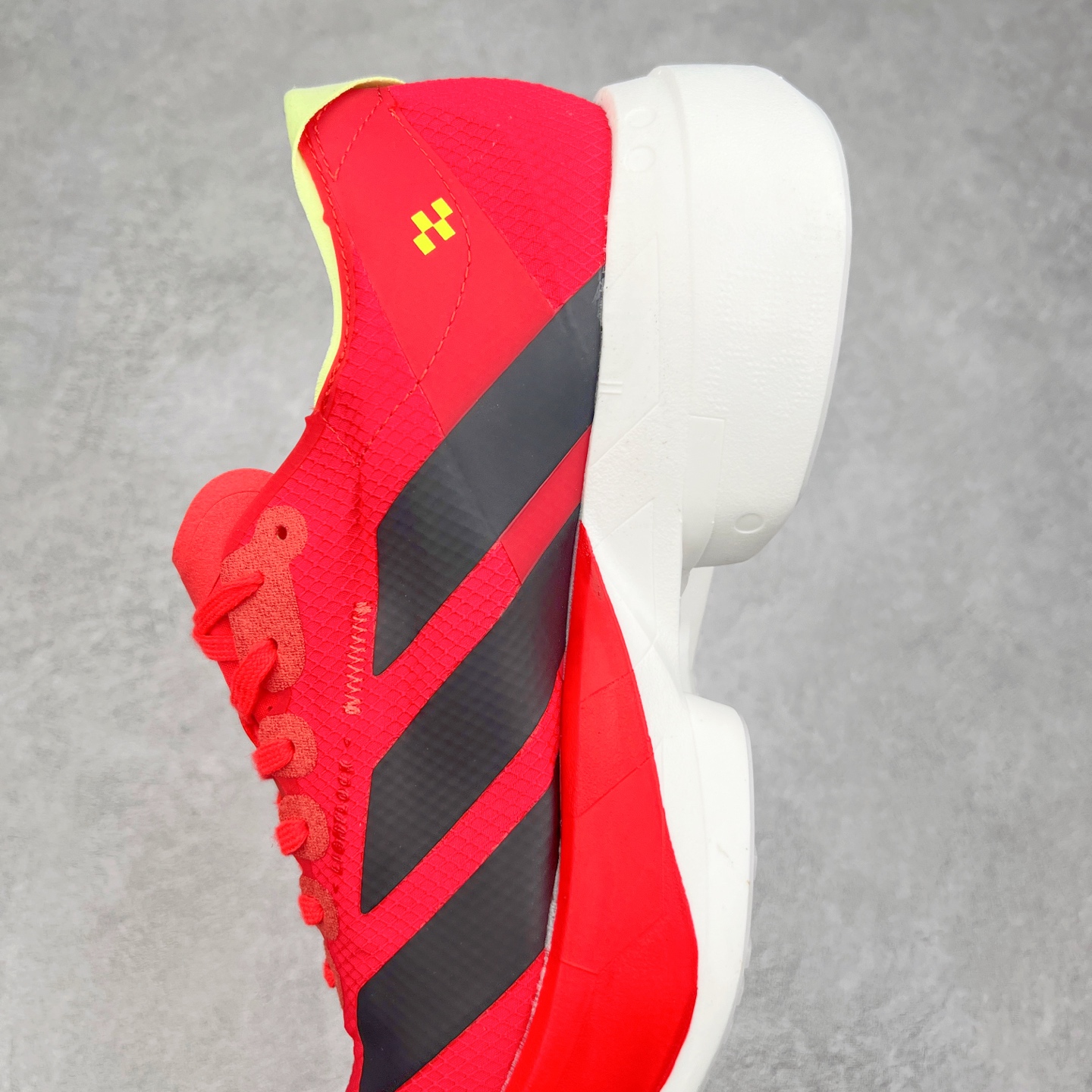 图片[7]-AD Adizero Adios Pro 4 马拉松竞速专业跑鞋 JR6358 CELERMESH针织网面非常轻薄 纤维间的缝隙很大 可以保证跑步时的透气、排汗效果 鞋舌直接与两侧的内衬和鞋底连接在一起 在跑步过程中不会被鞋舌的左右移动所困扰 在标准鞋带孔的基础上再拓宽一组鞋带孔 适合不同脚型的需求 突破性 EnergyRods 技术，有助于跑者实现更好的成绩 中底独特的LIGHTSTRIKE PRO泡棉材质 微弹感觉在跑步过程中给予了良好的支撑体验 对于顶级精英和高水平进阶跑者来说 ADIOS PRO是一双值得信赖的竞速比赛用鞋 尺码：36 36.5 37.5 38 38.5 39 40 40.5 41 42 42.5 43 44 44.5 45-选品中心