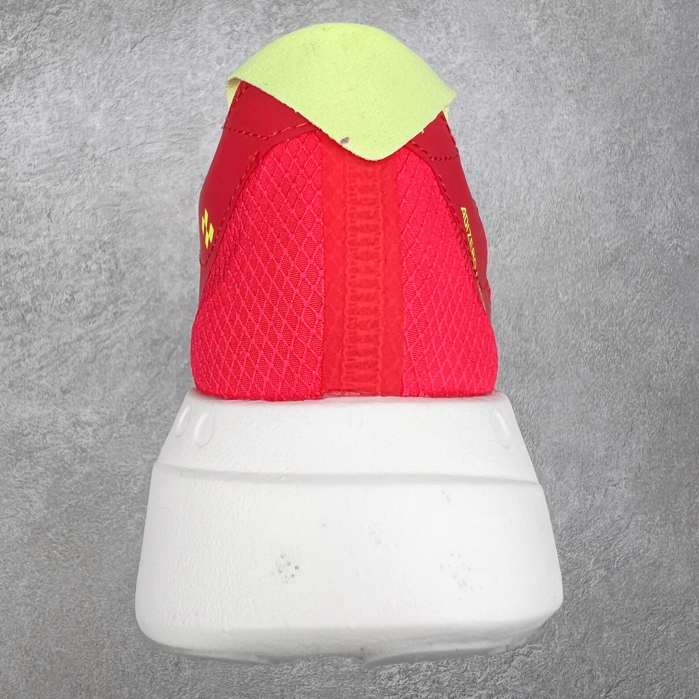 图片[8]-AD Adizero Adios Pro 4 马拉松竞速专业跑鞋 JR6358 CELERMESH针织网面非常轻薄 纤维间的缝隙很大 可以保证跑步时的透气、排汗效果 鞋舌直接与两侧的内衬和鞋底连接在一起 在跑步过程中不会被鞋舌的左右移动所困扰 在标准鞋带孔的基础上再拓宽一组鞋带孔 适合不同脚型的需求 突破性 EnergyRods 技术，有助于跑者实现更好的成绩 中底独特的LIGHTSTRIKE PRO泡棉材质 微弹感觉在跑步过程中给予了良好的支撑体验 对于顶级精英和高水平进阶跑者来说 ADIOS PRO是一双值得信赖的竞速比赛用鞋 尺码：36 36.5 37.5 38 38.5 39 40 40.5 41 42 42.5 43 44 44.5 45-选品中心