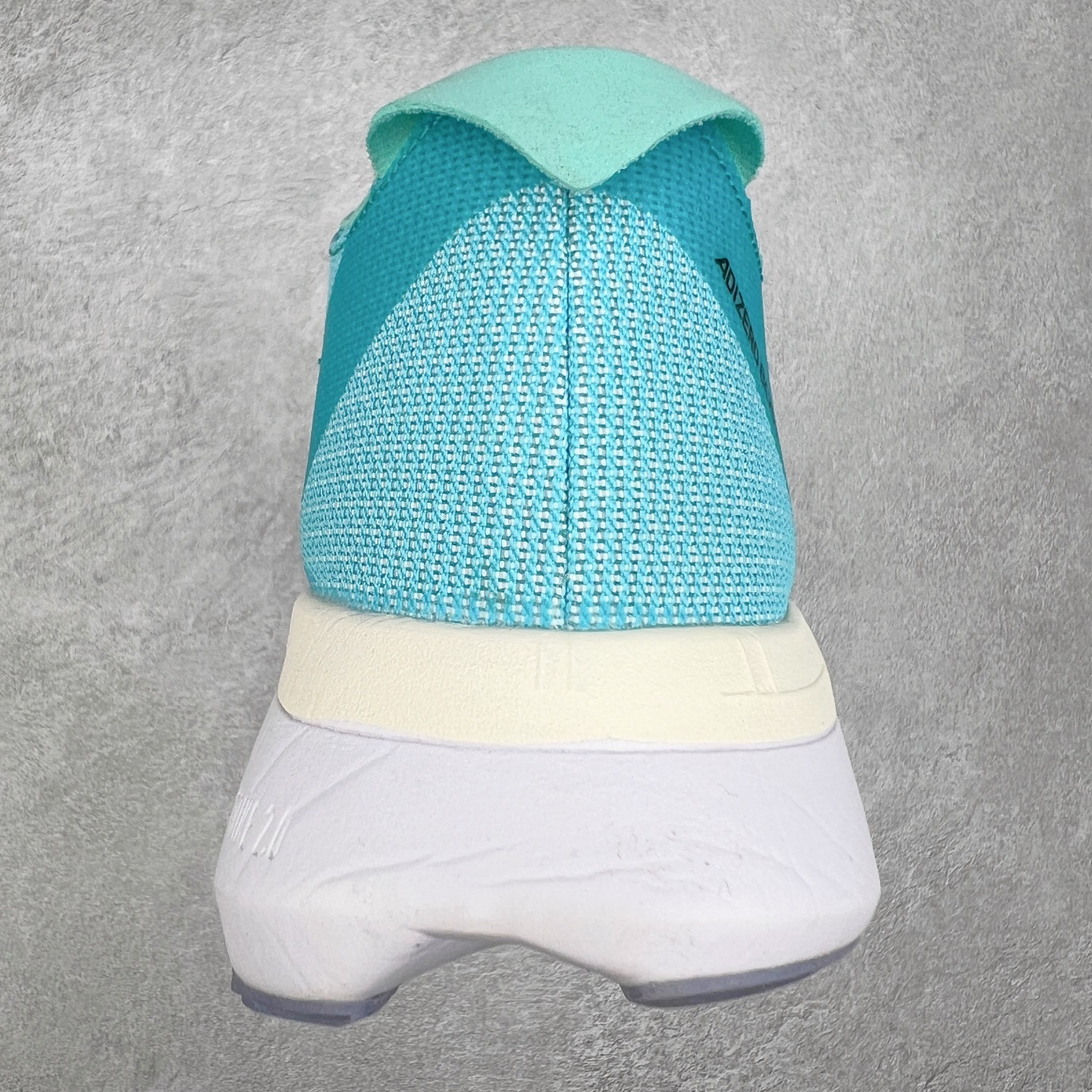 图片[8]-AD Adizero Adios Pro 4 马拉松竞速专业跑鞋 ID4236 CELERMESH针织网面非常轻薄 纤维间的缝隙很大 可以保证跑步时的透气、排汗效果 鞋舌直接与两侧的内衬和鞋底连接在一起 在跑步过程中不会被鞋舌的左右移动所困扰 在标准鞋带孔的基础上再拓宽一组鞋带孔 适合不同脚型的需求 突破性 EnergyRods 技术，有助于跑者实现更好的成绩 中底独特的LIGHTSTRIKE PRO泡棉材质 微弹感觉在跑步过程中给予了良好的支撑体验 对于顶级精英和高水平进阶跑者来说 ADIOS PRO是一双值得信赖的竞速比赛用鞋 尺码：36 36.5 37.5 38 38.5 39 40 40.5 41 42 42.5 43 44 44.5 45-选品中心