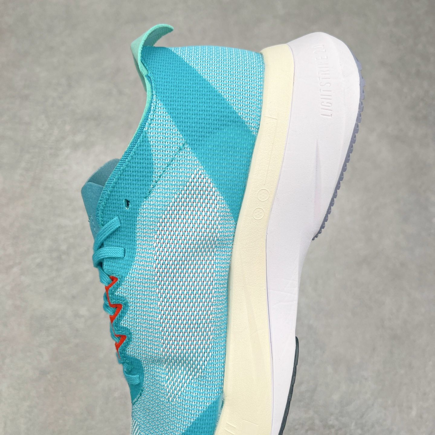 图片[7]-AD Adizero Adios Pro 4 马拉松竞速专业跑鞋 ID4236 CELERMESH针织网面非常轻薄 纤维间的缝隙很大 可以保证跑步时的透气、排汗效果 鞋舌直接与两侧的内衬和鞋底连接在一起 在跑步过程中不会被鞋舌的左右移动所困扰 在标准鞋带孔的基础上再拓宽一组鞋带孔 适合不同脚型的需求 突破性 EnergyRods 技术，有助于跑者实现更好的成绩 中底独特的LIGHTSTRIKE PRO泡棉材质 微弹感觉在跑步过程中给予了良好的支撑体验 对于顶级精英和高水平进阶跑者来说 ADIOS PRO是一双值得信赖的竞速比赛用鞋 尺码：36 36.5 37.5 38 38.5 39 40 40.5 41 42 42.5 43 44 44.5 45-选品中心