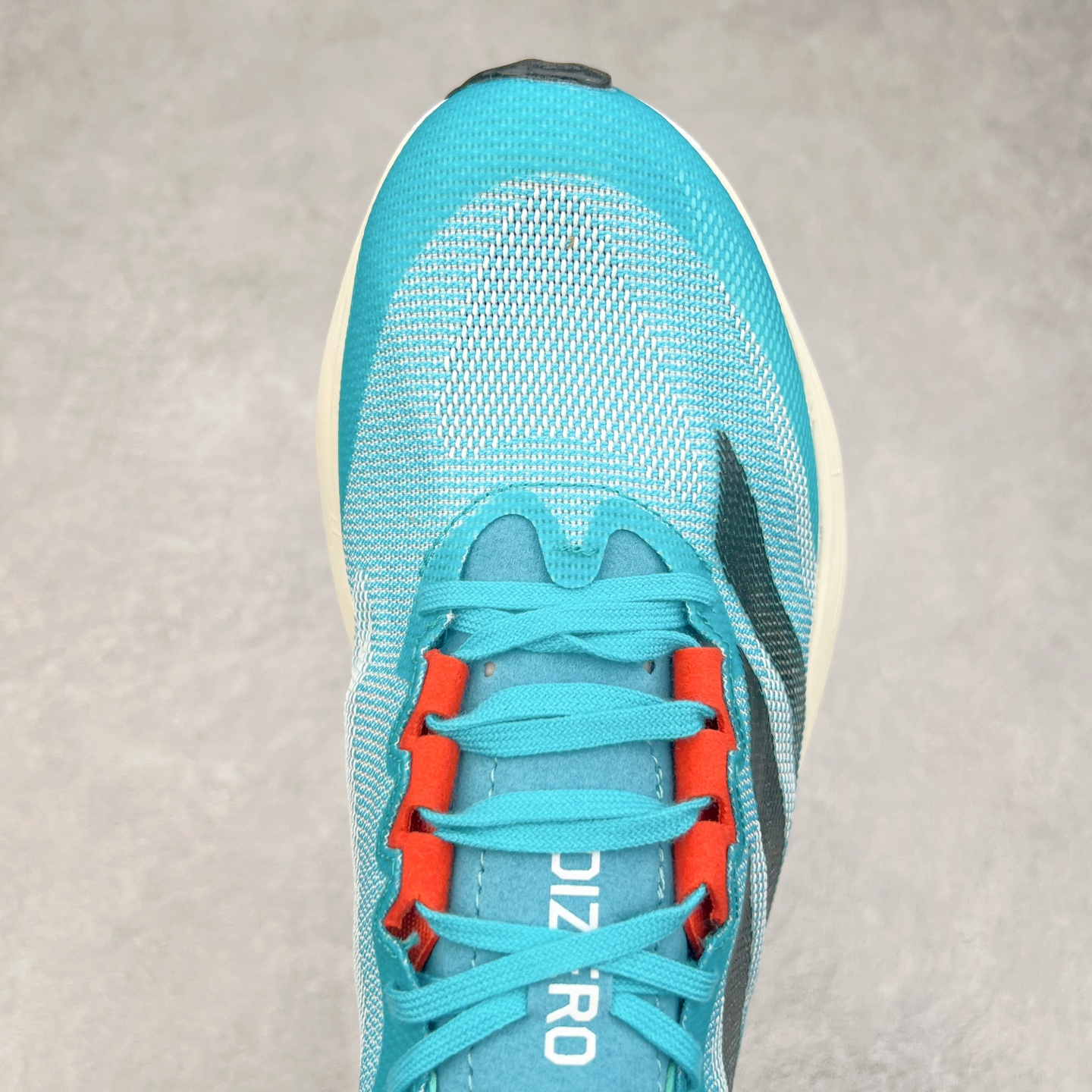 图片[4]-AD Adizero Adios Pro 4 马拉松竞速专业跑鞋 ID4236 CELERMESH针织网面非常轻薄 纤维间的缝隙很大 可以保证跑步时的透气、排汗效果 鞋舌直接与两侧的内衬和鞋底连接在一起 在跑步过程中不会被鞋舌的左右移动所困扰 在标准鞋带孔的基础上再拓宽一组鞋带孔 适合不同脚型的需求 突破性 EnergyRods 技术，有助于跑者实现更好的成绩 中底独特的LIGHTSTRIKE PRO泡棉材质 微弹感觉在跑步过程中给予了良好的支撑体验 对于顶级精英和高水平进阶跑者来说 ADIOS PRO是一双值得信赖的竞速比赛用鞋 尺码：36 36.5 37.5 38 38.5 39 40 40.5 41 42 42.5 43 44 44.5 45-选品中心