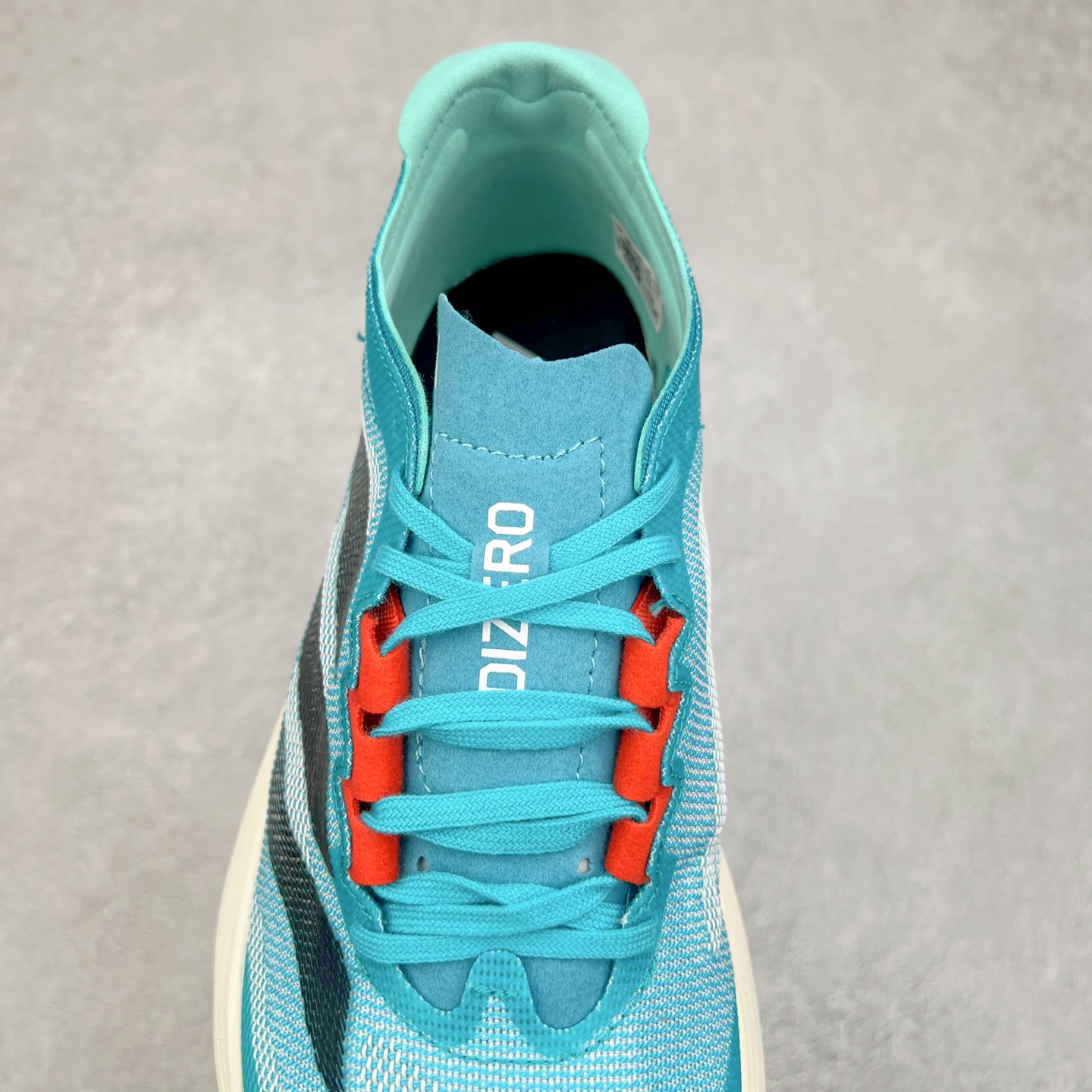 图片[5]-AD Adizero Adios Pro 4 马拉松竞速专业跑鞋 ID4236 CELERMESH针织网面非常轻薄 纤维间的缝隙很大 可以保证跑步时的透气、排汗效果 鞋舌直接与两侧的内衬和鞋底连接在一起 在跑步过程中不会被鞋舌的左右移动所困扰 在标准鞋带孔的基础上再拓宽一组鞋带孔 适合不同脚型的需求 突破性 EnergyRods 技术，有助于跑者实现更好的成绩 中底独特的LIGHTSTRIKE PRO泡棉材质 微弹感觉在跑步过程中给予了良好的支撑体验 对于顶级精英和高水平进阶跑者来说 ADIOS PRO是一双值得信赖的竞速比赛用鞋 尺码：36 36.5 37.5 38 38.5 39 40 40.5 41 42 42.5 43 44 44.5 45-选品中心