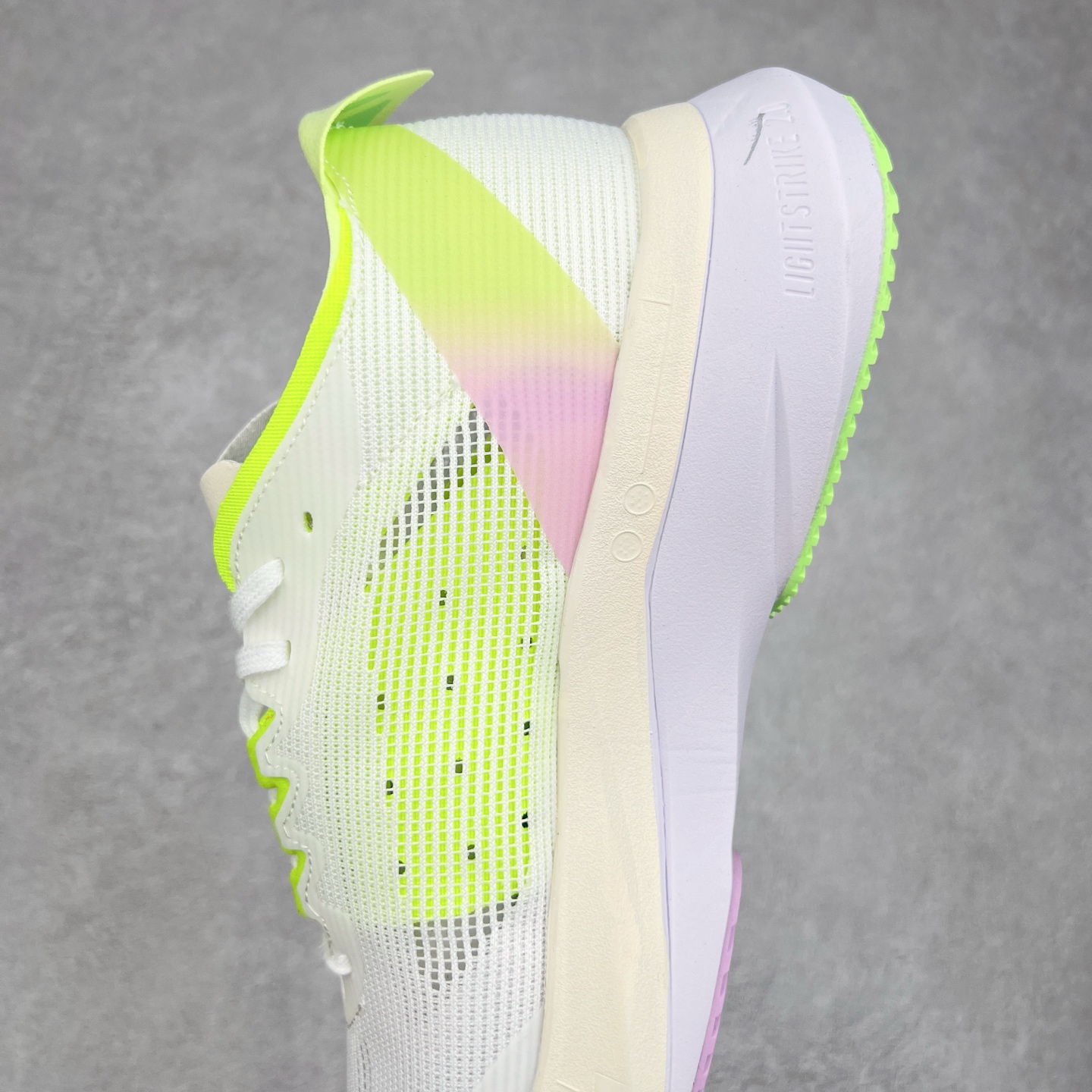 图片[7]-AD Adizero Adios Pro 4 马拉松竞速专业跑鞋 IG3321 CELERMESH针织网面非常轻薄 纤维间的缝隙很大 可以保证跑步时的透气、排汗效果 鞋舌直接与两侧的内衬和鞋底连接在一起 在跑步过程中不会被鞋舌的左右移动所困扰 在标准鞋带孔的基础上再拓宽一组鞋带孔 适合不同脚型的需求 突破性 EnergyRods 技术，有助于跑者实现更好的成绩 中底独特的LIGHTSTRIKE PRO泡棉材质 微弹感觉在跑步过程中给予了良好的支撑体验 对于顶级精英和高水平进阶跑者来说 ADIOS PRO是一双值得信赖的竞速比赛用鞋 尺码：36 36.5 37.5 38 38.5 39 40 40.5 41 42 42.5 43 44 44.5 45-选品中心