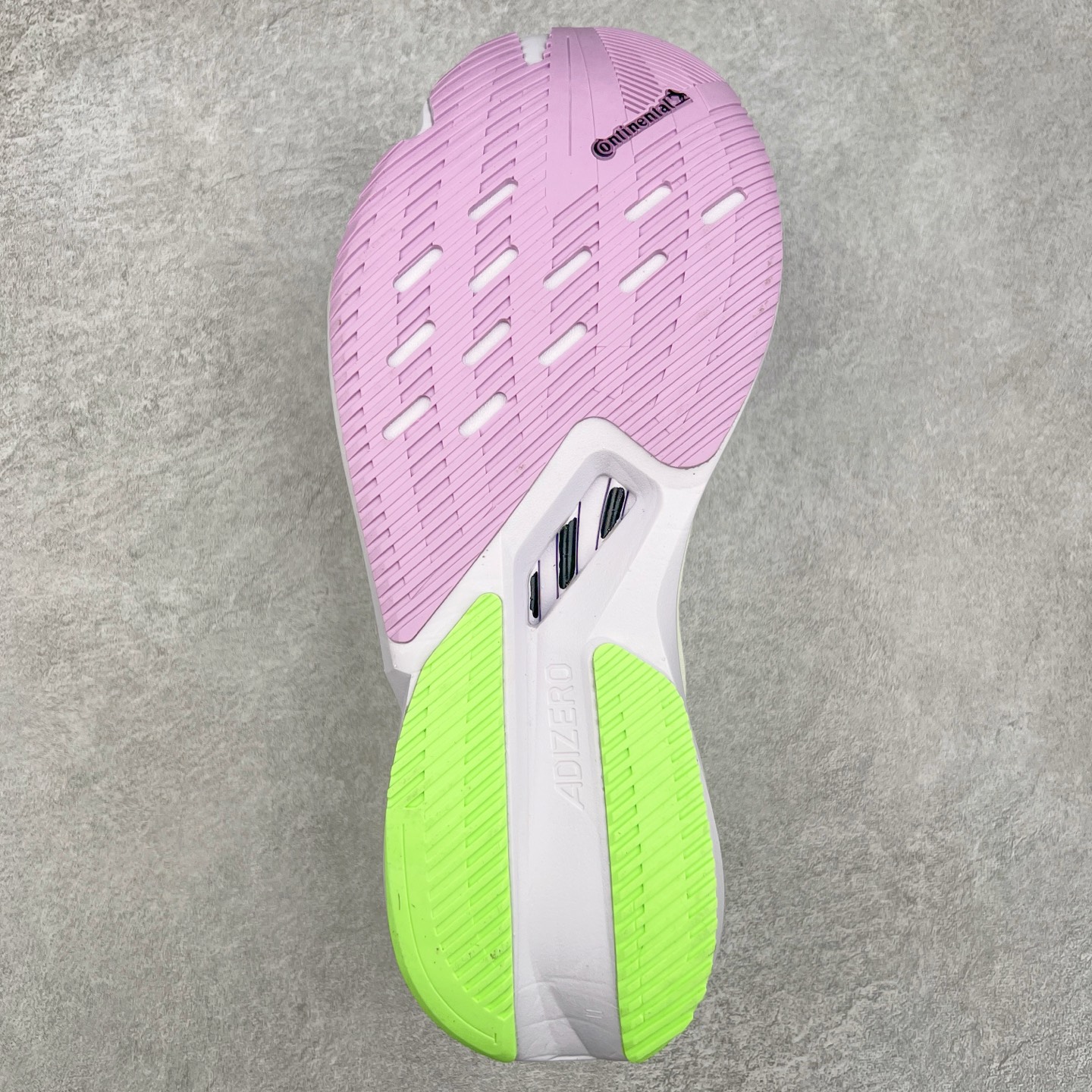 图片[9]-AD Adizero Adios Pro 4 马拉松竞速专业跑鞋 IG3321 CELERMESH针织网面非常轻薄 纤维间的缝隙很大 可以保证跑步时的透气、排汗效果 鞋舌直接与两侧的内衬和鞋底连接在一起 在跑步过程中不会被鞋舌的左右移动所困扰 在标准鞋带孔的基础上再拓宽一组鞋带孔 适合不同脚型的需求 突破性 EnergyRods 技术，有助于跑者实现更好的成绩 中底独特的LIGHTSTRIKE PRO泡棉材质 微弹感觉在跑步过程中给予了良好的支撑体验 对于顶级精英和高水平进阶跑者来说 ADIOS PRO是一双值得信赖的竞速比赛用鞋 尺码：36 36.5 37.5 38 38.5 39 40 40.5 41 42 42.5 43 44 44.5 45-选品中心