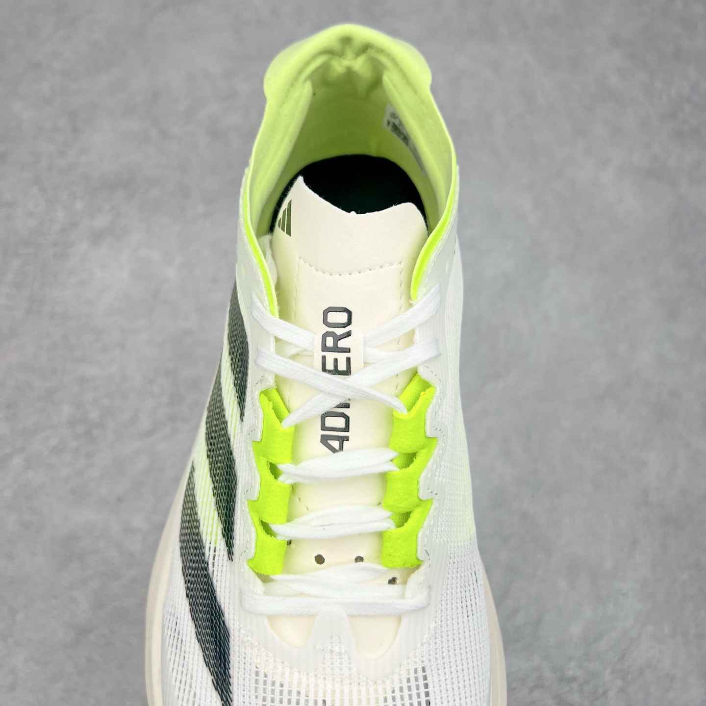 图片[5]-AD Adizero Adios Pro 4 马拉松竞速专业跑鞋 IG3321 CELERMESH针织网面非常轻薄 纤维间的缝隙很大 可以保证跑步时的透气、排汗效果 鞋舌直接与两侧的内衬和鞋底连接在一起 在跑步过程中不会被鞋舌的左右移动所困扰 在标准鞋带孔的基础上再拓宽一组鞋带孔 适合不同脚型的需求 突破性 EnergyRods 技术，有助于跑者实现更好的成绩 中底独特的LIGHTSTRIKE PRO泡棉材质 微弹感觉在跑步过程中给予了良好的支撑体验 对于顶级精英和高水平进阶跑者来说 ADIOS PRO是一双值得信赖的竞速比赛用鞋 尺码：36 36.5 37.5 38 38.5 39 40 40.5 41 42 42.5 43 44 44.5 45-选品中心