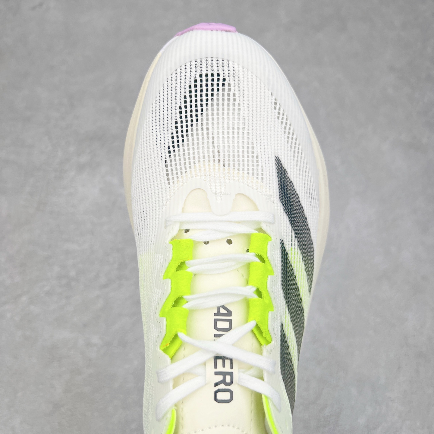 图片[4]-AD Adizero Adios Pro 4 马拉松竞速专业跑鞋 IG3321 CELERMESH针织网面非常轻薄 纤维间的缝隙很大 可以保证跑步时的透气、排汗效果 鞋舌直接与两侧的内衬和鞋底连接在一起 在跑步过程中不会被鞋舌的左右移动所困扰 在标准鞋带孔的基础上再拓宽一组鞋带孔 适合不同脚型的需求 突破性 EnergyRods 技术，有助于跑者实现更好的成绩 中底独特的LIGHTSTRIKE PRO泡棉材质 微弹感觉在跑步过程中给予了良好的支撑体验 对于顶级精英和高水平进阶跑者来说 ADIOS PRO是一双值得信赖的竞速比赛用鞋 尺码：36 36.5 37.5 38 38.5 39 40 40.5 41 42 42.5 43 44 44.5 45-选品中心