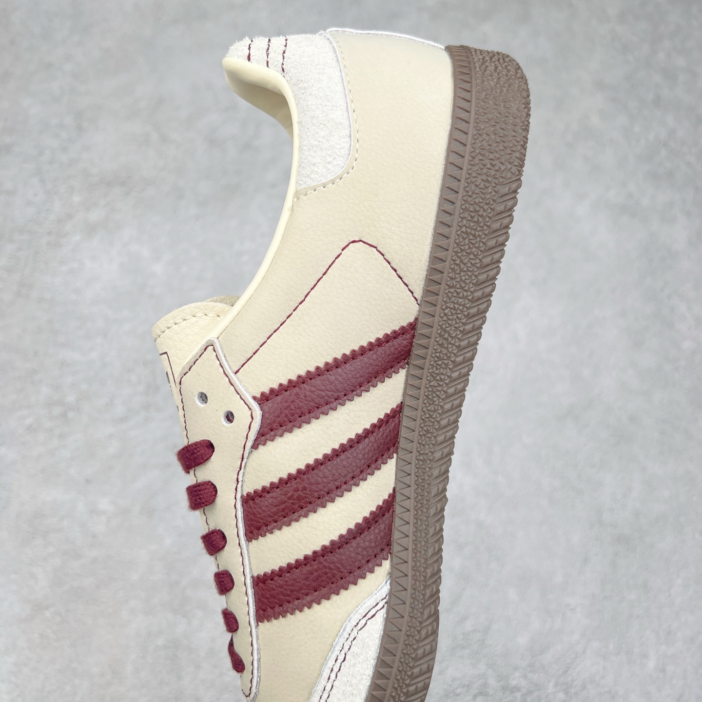 图片[7]-AD Original Samba OG 复古经典轻便板鞋 JP1987 这款桑巴鞋展示了高质量的工艺 带有装饰的超锁缝制和无缝的手感 柔软、柔软的皮革造型和标志性的3条纹完成了精致的外观 正规合身鞋带 鞋面上有绒面鞋垫 橡胶鞋底 享受正畸套筒软感 自50年代首次亮相以来就一直在赢得粉丝的青睐 尺码：36 36.5 37.5 38 38.5 39 40 40.5 41 42 42.5 43 44 44.5 45-选品中心