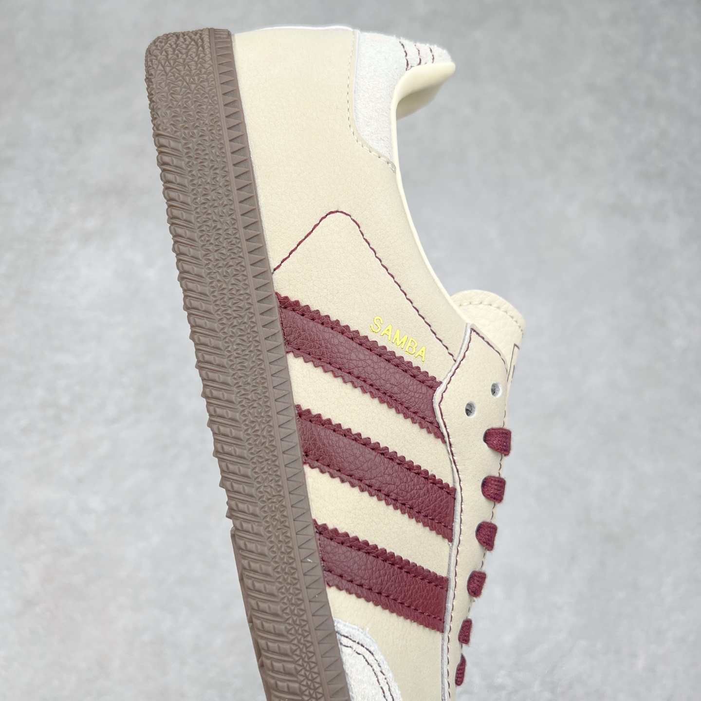 图片[6]-AD Original Samba OG 复古经典轻便板鞋 JP1987 这款桑巴鞋展示了高质量的工艺 带有装饰的超锁缝制和无缝的手感 柔软、柔软的皮革造型和标志性的3条纹完成了精致的外观 正规合身鞋带 鞋面上有绒面鞋垫 橡胶鞋底 享受正畸套筒软感 自50年代首次亮相以来就一直在赢得粉丝的青睐 尺码：36 36.5 37.5 38 38.5 39 40 40.5 41 42 42.5 43 44 44.5 45-选品中心