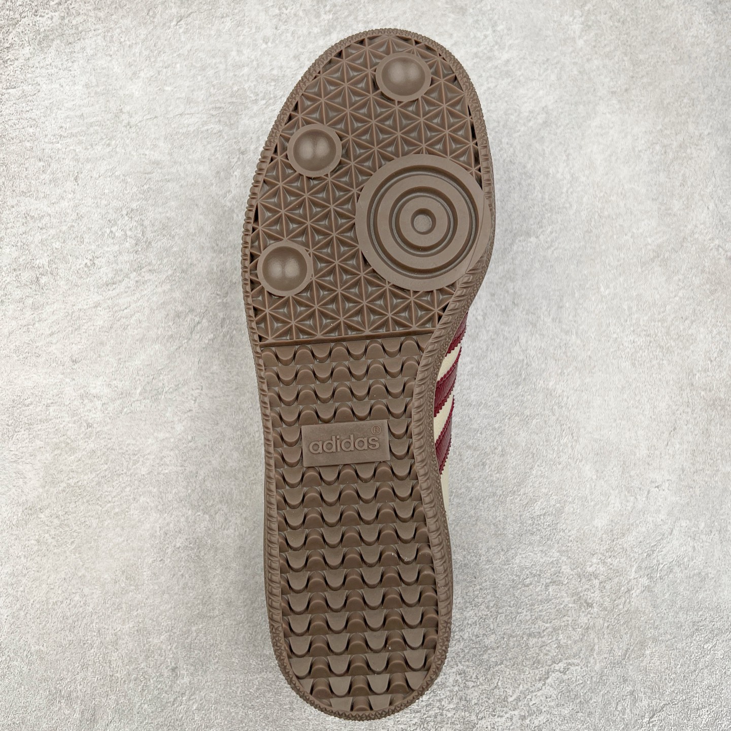 图片[9]-AD Original Samba OG 复古经典轻便板鞋 JP1987 这款桑巴鞋展示了高质量的工艺 带有装饰的超锁缝制和无缝的手感 柔软、柔软的皮革造型和标志性的3条纹完成了精致的外观 正规合身鞋带 鞋面上有绒面鞋垫 橡胶鞋底 享受正畸套筒软感 自50年代首次亮相以来就一直在赢得粉丝的青睐 尺码：36 36.5 37.5 38 38.5 39 40 40.5 41 42 42.5 43 44 44.5 45-选品中心