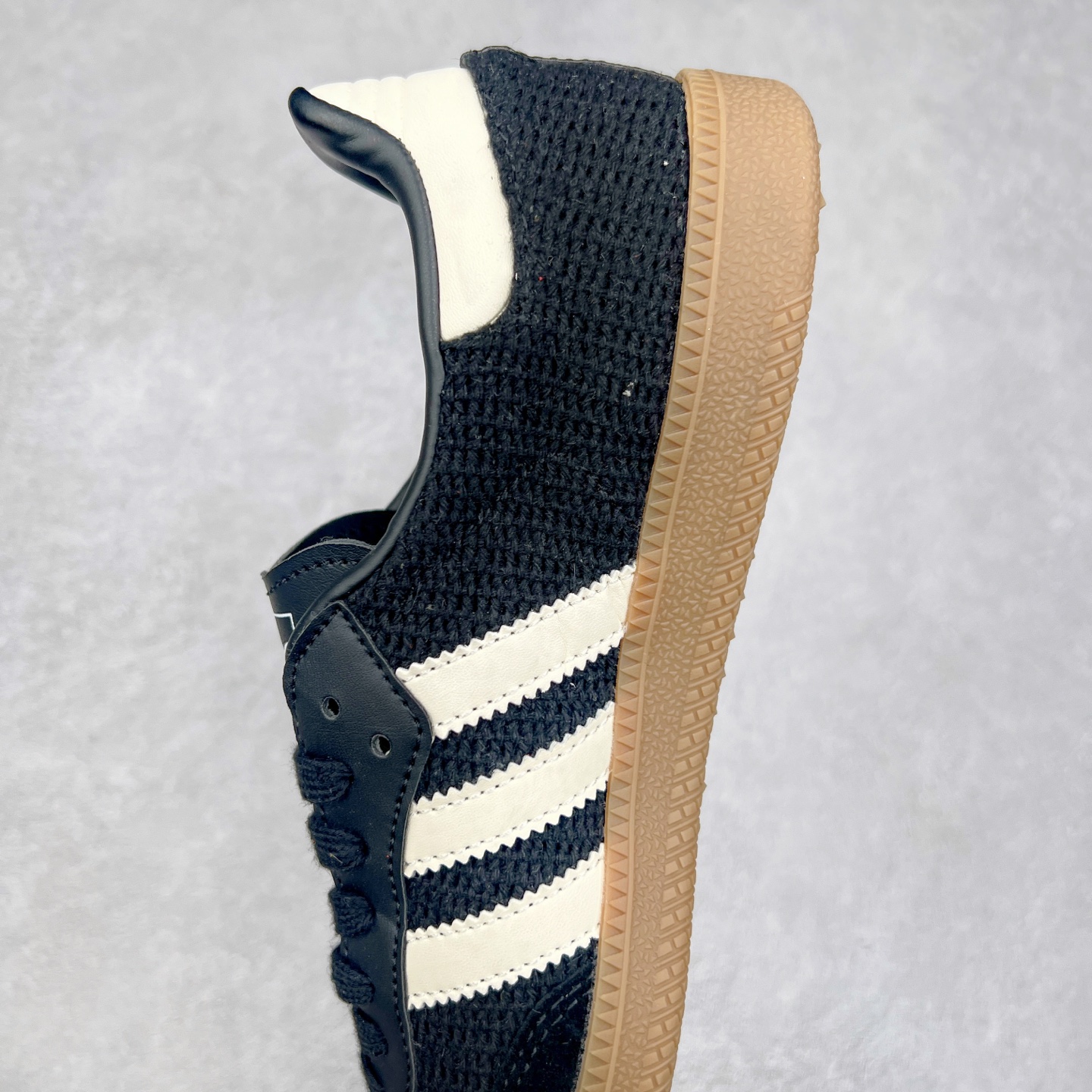 图片[7]-AD Original Samba OG 复古经典轻便板鞋 JQ5141 这款桑巴鞋展示了高质量的工艺 带有装饰的超锁缝制和无缝的手感 柔软、柔软的皮革造型和标志性的3条纹完成了精致的外观 正规合身鞋带 鞋面上有绒面鞋垫 橡胶鞋底 享受正畸套筒软感 自50年代首次亮相以来就一直在赢得粉丝的青睐 尺码：36 36.5 37.5 38 38.5 39 40 40.5 41 42 42.5 43 44 44.5 45-选品中心