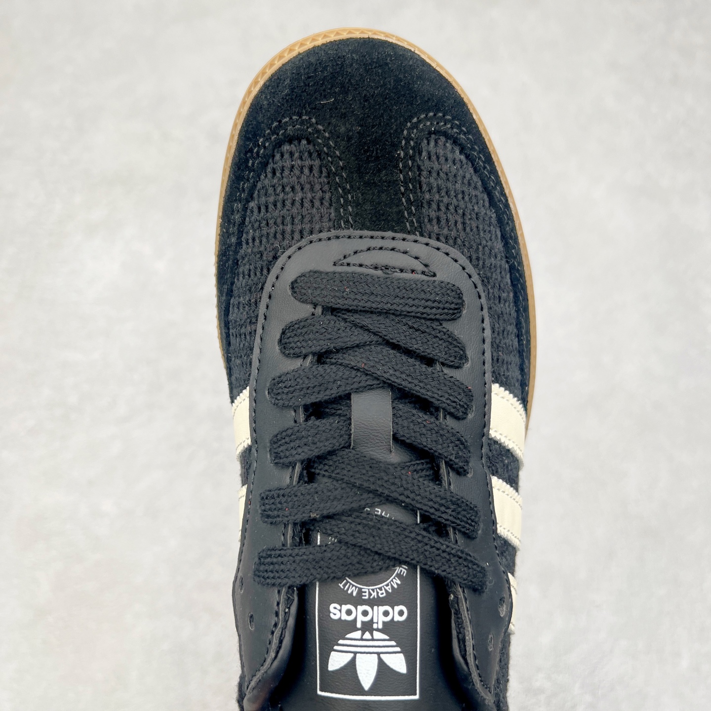 图片[4]-AD Original Samba OG 复古经典轻便板鞋 JQ5141 这款桑巴鞋展示了高质量的工艺 带有装饰的超锁缝制和无缝的手感 柔软、柔软的皮革造型和标志性的3条纹完成了精致的外观 正规合身鞋带 鞋面上有绒面鞋垫 橡胶鞋底 享受正畸套筒软感 自50年代首次亮相以来就一直在赢得粉丝的青睐 尺码：36 36.5 37.5 38 38.5 39 40 40.5 41 42 42.5 43 44 44.5 45-选品中心