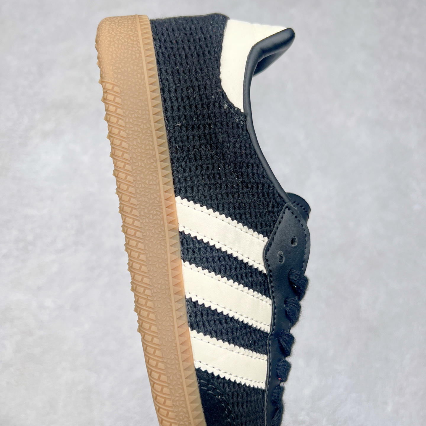 图片[6]-AD Original Samba OG 复古经典轻便板鞋 JQ5141 这款桑巴鞋展示了高质量的工艺 带有装饰的超锁缝制和无缝的手感 柔软、柔软的皮革造型和标志性的3条纹完成了精致的外观 正规合身鞋带 鞋面上有绒面鞋垫 橡胶鞋底 享受正畸套筒软感 自50年代首次亮相以来就一直在赢得粉丝的青睐 尺码：36 36.5 37.5 38 38.5 39 40 40.5 41 42 42.5 43 44 44.5 45-选品中心