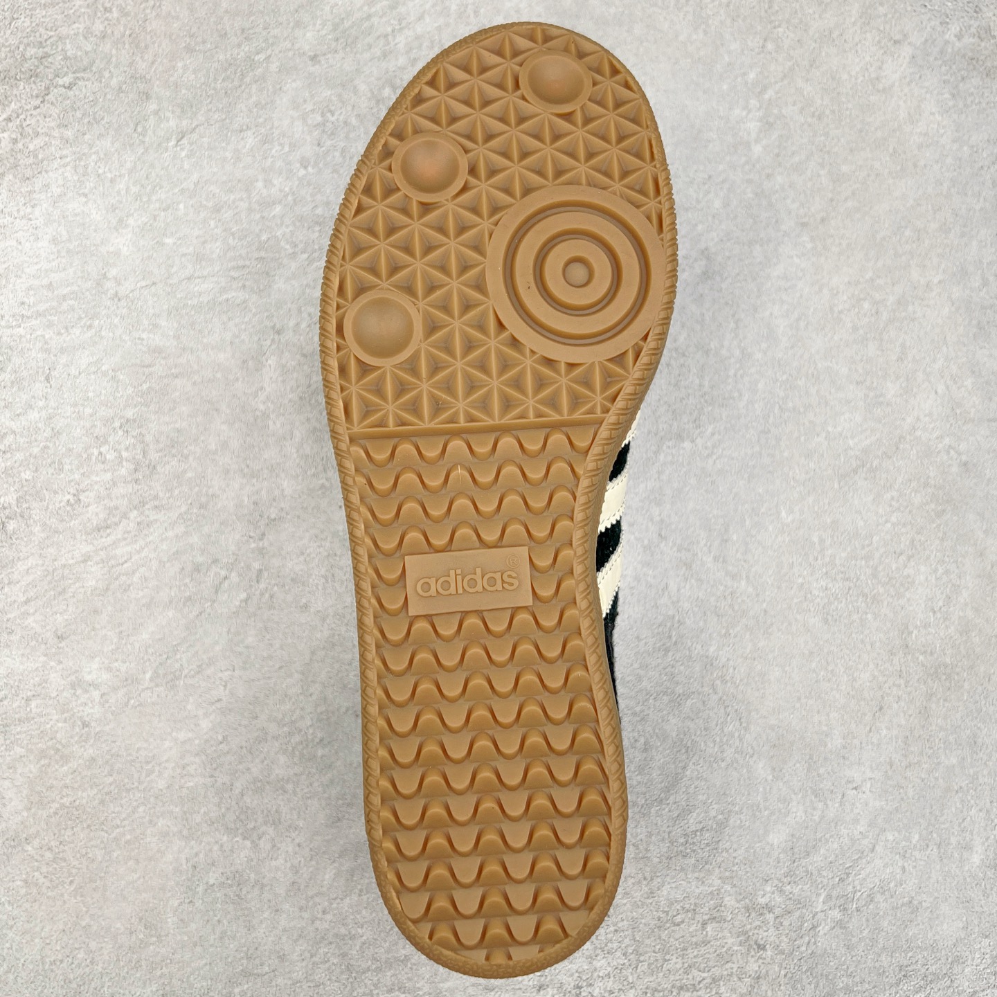 图片[9]-AD Original Samba OG 复古经典轻便板鞋 JQ5141 这款桑巴鞋展示了高质量的工艺 带有装饰的超锁缝制和无缝的手感 柔软、柔软的皮革造型和标志性的3条纹完成了精致的外观 正规合身鞋带 鞋面上有绒面鞋垫 橡胶鞋底 享受正畸套筒软感 自50年代首次亮相以来就一直在赢得粉丝的青睐 尺码：36 36.5 37.5 38 38.5 39 40 40.5 41 42 42.5 43 44 44.5 45-选品中心