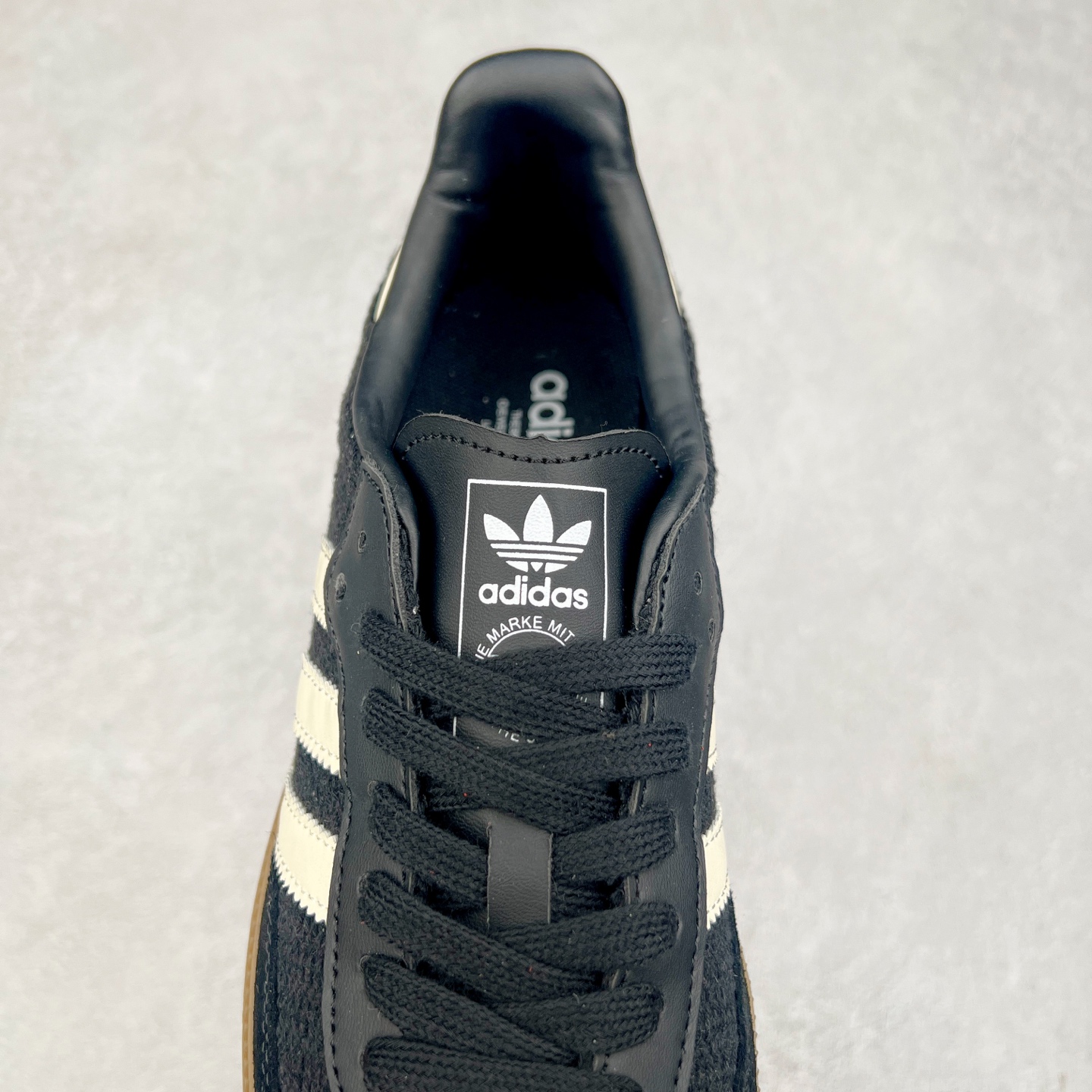 图片[5]-AD Original Samba OG 复古经典轻便板鞋 JQ5141 这款桑巴鞋展示了高质量的工艺 带有装饰的超锁缝制和无缝的手感 柔软、柔软的皮革造型和标志性的3条纹完成了精致的外观 正规合身鞋带 鞋面上有绒面鞋垫 橡胶鞋底 享受正畸套筒软感 自50年代首次亮相以来就一直在赢得粉丝的青睐 尺码：36 36.5 37.5 38 38.5 39 40 40.5 41 42 42.5 43 44 44.5 45-选品中心