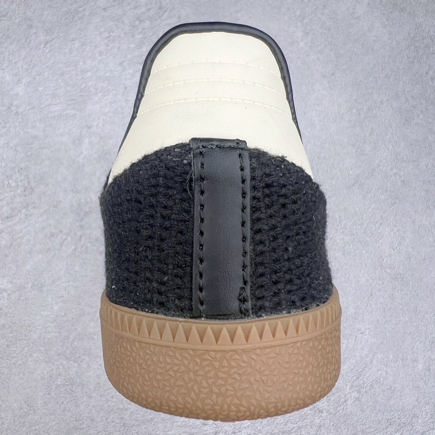 图片[8]-AD Original Samba OG 复古经典轻便板鞋 JQ5141 这款桑巴鞋展示了高质量的工艺 带有装饰的超锁缝制和无缝的手感 柔软、柔软的皮革造型和标志性的3条纹完成了精致的外观 正规合身鞋带 鞋面上有绒面鞋垫 橡胶鞋底 享受正畸套筒软感 自50年代首次亮相以来就一直在赢得粉丝的青睐 尺码：36 36.5 37.5 38 38.5 39 40 40.5 41 42 42.5 43 44 44.5 45-选品中心