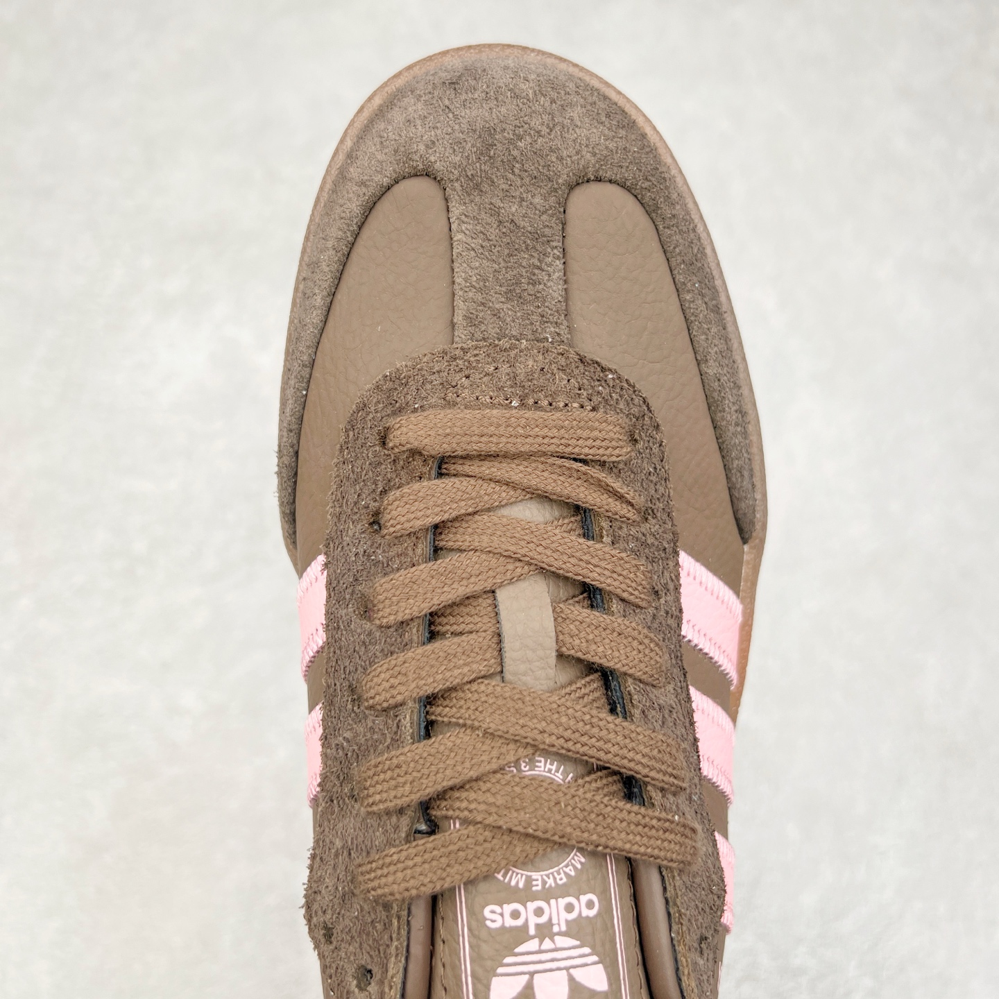 图片[4]-AD Samba XLG 桑巴舞加大厚底版系列德训风百搭松糕休闲运动板鞋生胶底 JI2744 自Originals Samba成功借势Blokecore风潮一跃成为街头巷尾的焦点鞋款后,不论是围绕Samba本身打造的各式「变种版本」,还是以Samba为蓝本打造联名鞋款,都成为了时尚潮流人士日常穿搭首选。Samba XLG是adidas Originals不断扩展XLG系列的一部分,旨在与年轻文化相契合,迎合那些希望通过个性时尚表达自我而不愿牺牲舒适度的年轻群体。街头时尚领域的Gen Z特别偏爱宽松的穿着风格。Samba XLG针对这一点做了创新。它在延续Samba OG经典设计的基础上,迎合年轻群体的穿着习惯,重塑为宽大的鞋身比例轮廓以及加厚中底,让消费者轻松展示自己独特的风格。全新的Samba XLG系列不仅迎合了当下年轻群体的穿搭习惯,加宽了鞋身比例以及将中底进一步增厚,在视觉比例上更加饱满,同时还保留了经典Samba的细节,这样一来,鞋迷朋友在穿搭上不仅能更加个性化,而且还能延续一定的复古感受。尺码：36 36⅔ 37⅓ 38 38⅔ 39⅓ 40 40⅔ 41⅓ 42 42⅔ 43⅓ 44 45-选品中心