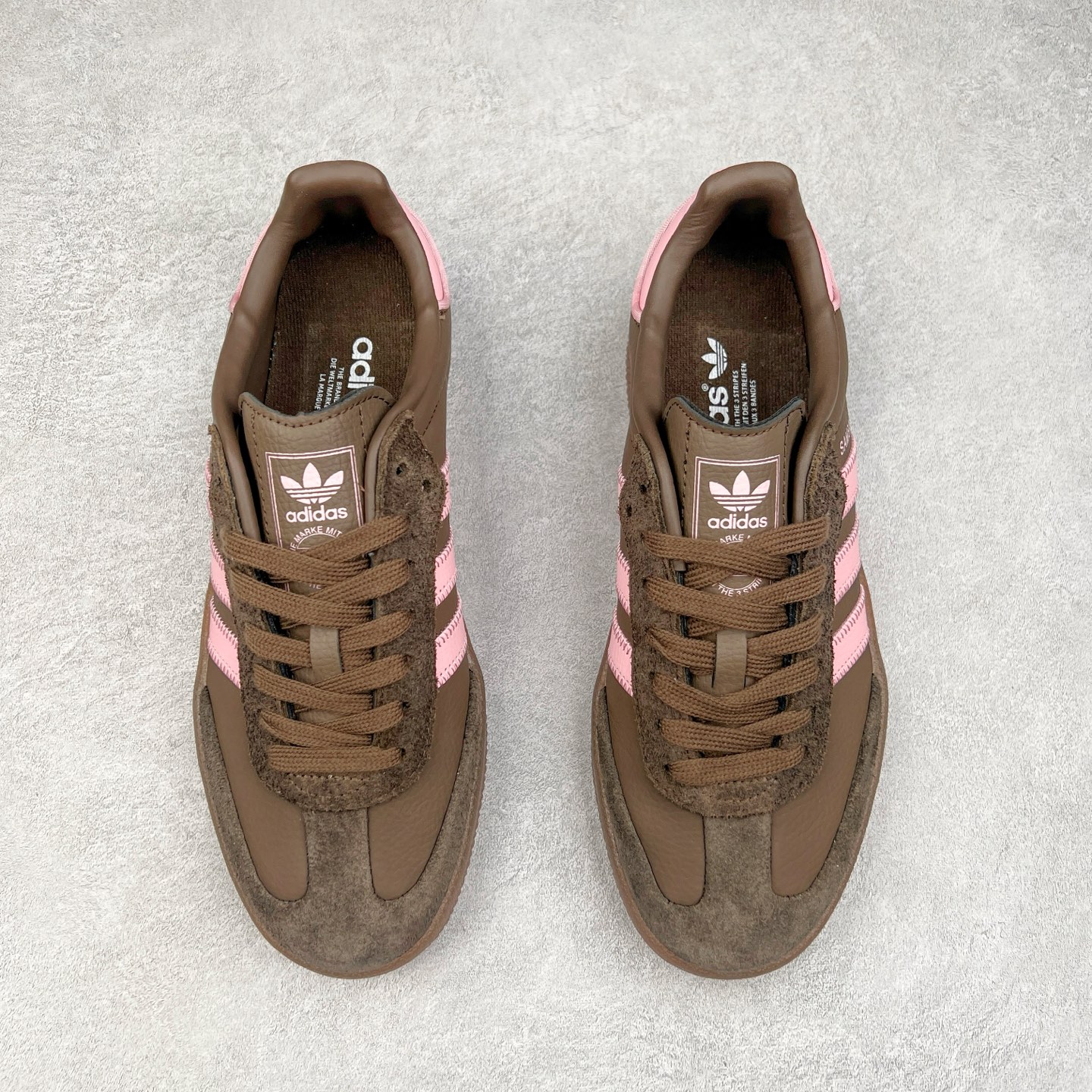 图片[2]-AD Samba XLG 桑巴舞加大厚底版系列德训风百搭松糕休闲运动板鞋生胶底 JI2744 自Originals Samba成功借势Blokecore风潮一跃成为街头巷尾的焦点鞋款后,不论是围绕Samba本身打造的各式「变种版本」,还是以Samba为蓝本打造联名鞋款,都成为了时尚潮流人士日常穿搭首选。Samba XLG是adidas Originals不断扩展XLG系列的一部分,旨在与年轻文化相契合,迎合那些希望通过个性时尚表达自我而不愿牺牲舒适度的年轻群体。街头时尚领域的Gen Z特别偏爱宽松的穿着风格。Samba XLG针对这一点做了创新。它在延续Samba OG经典设计的基础上,迎合年轻群体的穿着习惯,重塑为宽大的鞋身比例轮廓以及加厚中底,让消费者轻松展示自己独特的风格。全新的Samba XLG系列不仅迎合了当下年轻群体的穿搭习惯,加宽了鞋身比例以及将中底进一步增厚,在视觉比例上更加饱满,同时还保留了经典Samba的细节,这样一来,鞋迷朋友在穿搭上不仅能更加个性化,而且还能延续一定的复古感受。尺码：36 36⅔ 37⅓ 38 38⅔ 39⅓ 40 40⅔ 41⅓ 42 42⅔ 43⅓ 44 45-选品中心