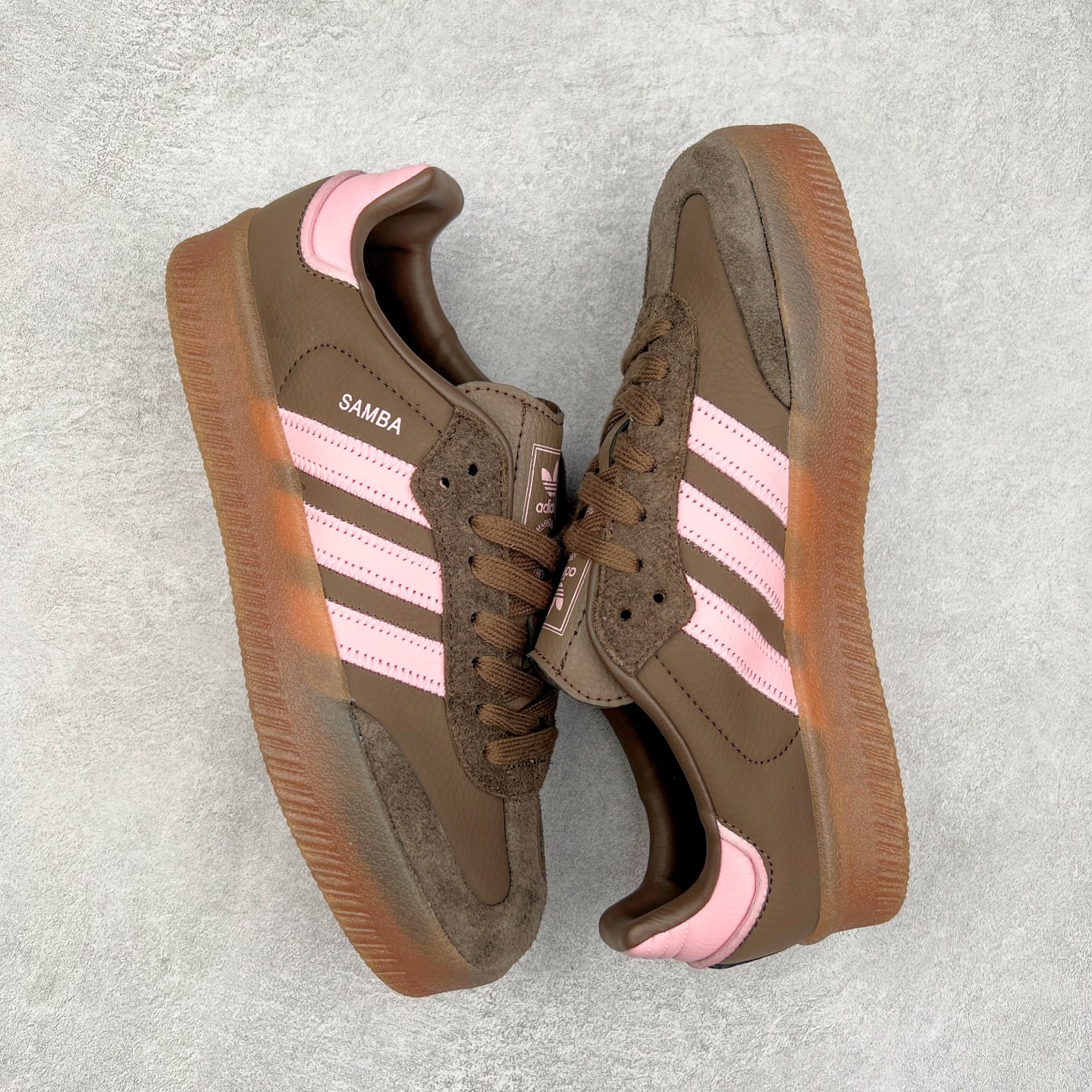 图片[3]-AD Samba XLG 桑巴舞加大厚底版系列德训风百搭松糕休闲运动板鞋生胶底 JI2744 自Originals Samba成功借势Blokecore风潮一跃成为街头巷尾的焦点鞋款后,不论是围绕Samba本身打造的各式「变种版本」,还是以Samba为蓝本打造联名鞋款,都成为了时尚潮流人士日常穿搭首选。Samba XLG是adidas Originals不断扩展XLG系列的一部分,旨在与年轻文化相契合,迎合那些希望通过个性时尚表达自我而不愿牺牲舒适度的年轻群体。街头时尚领域的Gen Z特别偏爱宽松的穿着风格。Samba XLG针对这一点做了创新。它在延续Samba OG经典设计的基础上,迎合年轻群体的穿着习惯,重塑为宽大的鞋身比例轮廓以及加厚中底,让消费者轻松展示自己独特的风格。全新的Samba XLG系列不仅迎合了当下年轻群体的穿搭习惯,加宽了鞋身比例以及将中底进一步增厚,在视觉比例上更加饱满,同时还保留了经典Samba的细节,这样一来,鞋迷朋友在穿搭上不仅能更加个性化,而且还能延续一定的复古感受。尺码：36 36⅔ 37⅓ 38 38⅔ 39⅓ 40 40⅔ 41⅓ 42 42⅔ 43⅓ 44 45-选品中心