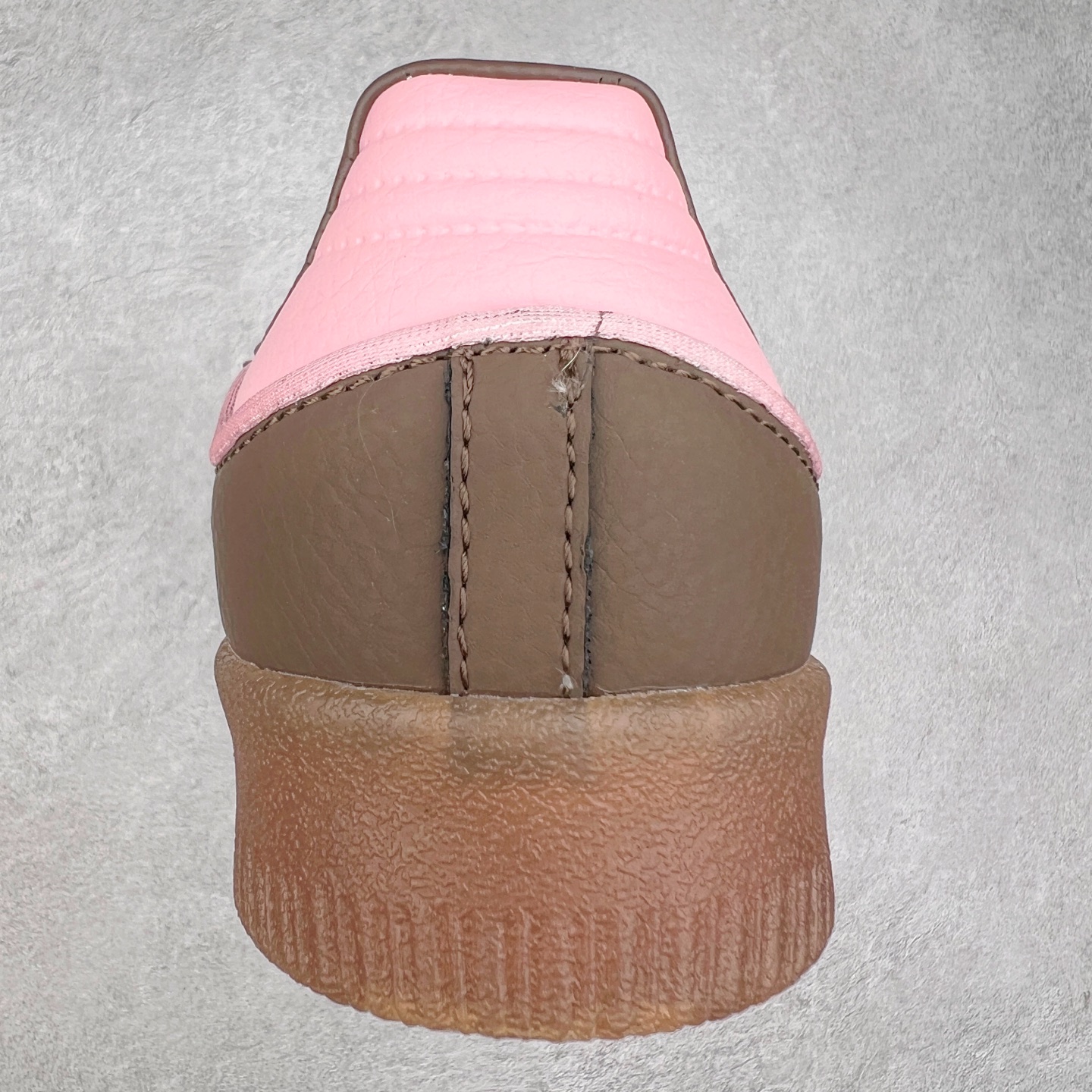 图片[8]-AD Samba XLG 桑巴舞加大厚底版系列德训风百搭松糕休闲运动板鞋生胶底 JI2744 自Originals Samba成功借势Blokecore风潮一跃成为街头巷尾的焦点鞋款后,不论是围绕Samba本身打造的各式「变种版本」,还是以Samba为蓝本打造联名鞋款,都成为了时尚潮流人士日常穿搭首选。Samba XLG是adidas Originals不断扩展XLG系列的一部分,旨在与年轻文化相契合,迎合那些希望通过个性时尚表达自我而不愿牺牲舒适度的年轻群体。街头时尚领域的Gen Z特别偏爱宽松的穿着风格。Samba XLG针对这一点做了创新。它在延续Samba OG经典设计的基础上,迎合年轻群体的穿着习惯,重塑为宽大的鞋身比例轮廓以及加厚中底,让消费者轻松展示自己独特的风格。全新的Samba XLG系列不仅迎合了当下年轻群体的穿搭习惯,加宽了鞋身比例以及将中底进一步增厚,在视觉比例上更加饱满,同时还保留了经典Samba的细节,这样一来,鞋迷朋友在穿搭上不仅能更加个性化,而且还能延续一定的复古感受。尺码：36 36⅔ 37⅓ 38 38⅔ 39⅓ 40 40⅔ 41⅓ 42 42⅔ 43⅓ 44 45-选品中心