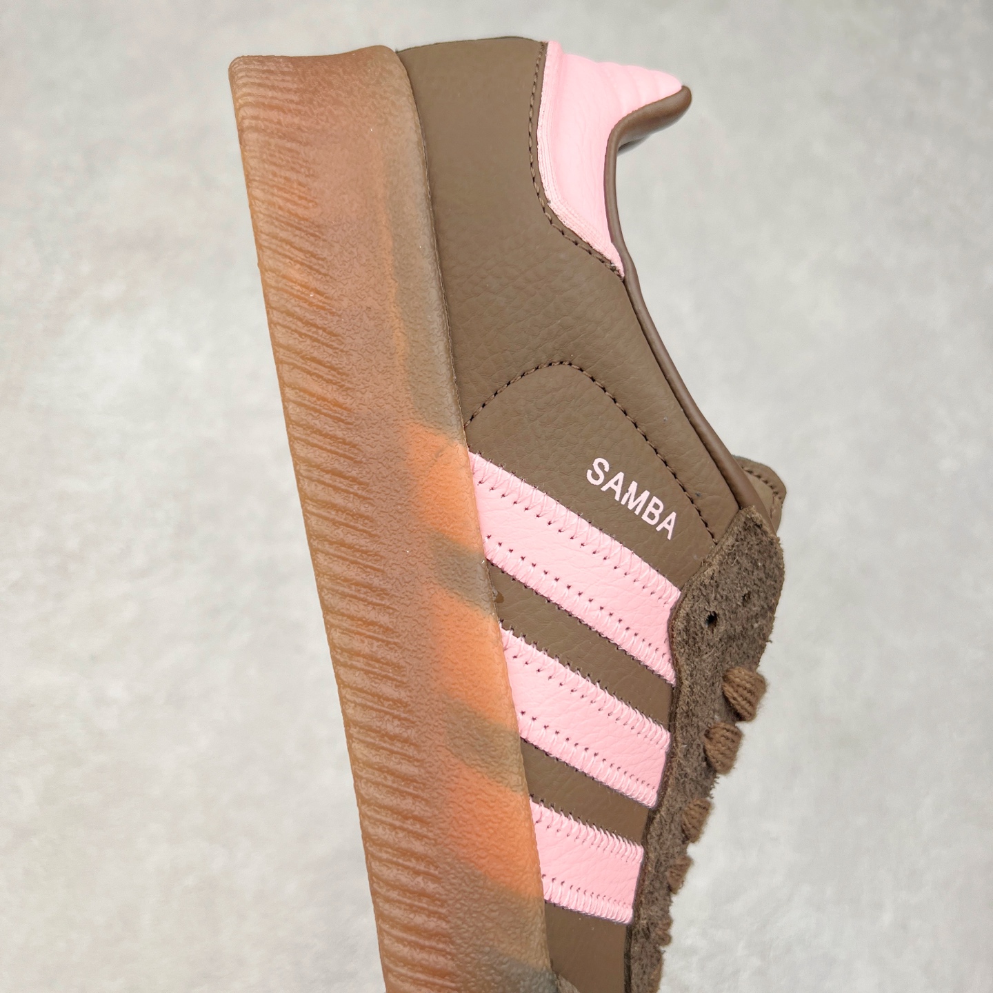 图片[6]-AD Samba XLG 桑巴舞加大厚底版系列德训风百搭松糕休闲运动板鞋生胶底 JI2744 自Originals Samba成功借势Blokecore风潮一跃成为街头巷尾的焦点鞋款后,不论是围绕Samba本身打造的各式「变种版本」,还是以Samba为蓝本打造联名鞋款,都成为了时尚潮流人士日常穿搭首选。Samba XLG是adidas Originals不断扩展XLG系列的一部分,旨在与年轻文化相契合,迎合那些希望通过个性时尚表达自我而不愿牺牲舒适度的年轻群体。街头时尚领域的Gen Z特别偏爱宽松的穿着风格。Samba XLG针对这一点做了创新。它在延续Samba OG经典设计的基础上,迎合年轻群体的穿着习惯,重塑为宽大的鞋身比例轮廓以及加厚中底,让消费者轻松展示自己独特的风格。全新的Samba XLG系列不仅迎合了当下年轻群体的穿搭习惯,加宽了鞋身比例以及将中底进一步增厚,在视觉比例上更加饱满,同时还保留了经典Samba的细节,这样一来,鞋迷朋友在穿搭上不仅能更加个性化,而且还能延续一定的复古感受。尺码：36 36⅔ 37⅓ 38 38⅔ 39⅓ 40 40⅔ 41⅓ 42 42⅔ 43⅓ 44 45-选品中心