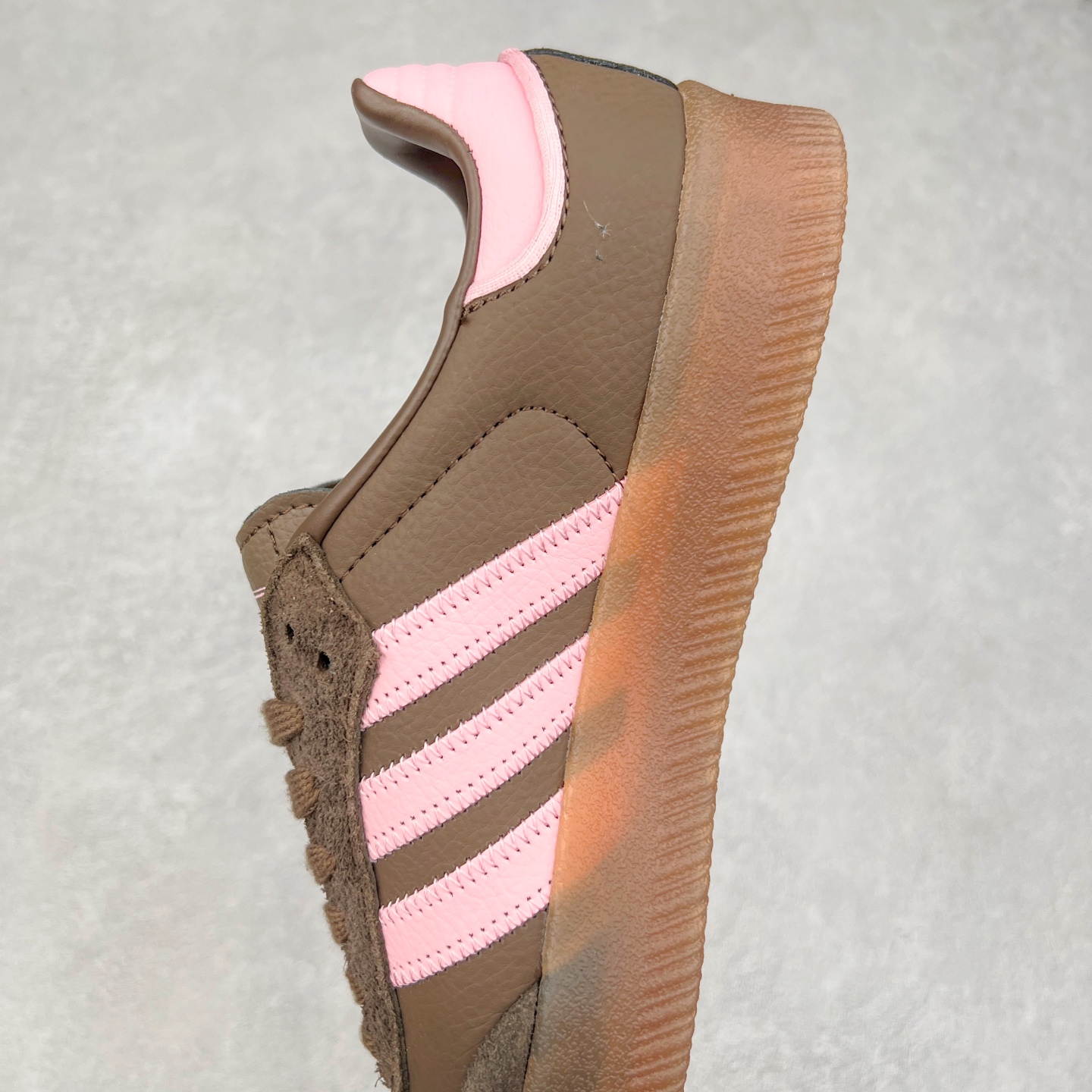 图片[7]-AD Samba XLG 桑巴舞加大厚底版系列德训风百搭松糕休闲运动板鞋生胶底 JI2744 自Originals Samba成功借势Blokecore风潮一跃成为街头巷尾的焦点鞋款后,不论是围绕Samba本身打造的各式「变种版本」,还是以Samba为蓝本打造联名鞋款,都成为了时尚潮流人士日常穿搭首选。Samba XLG是adidas Originals不断扩展XLG系列的一部分,旨在与年轻文化相契合,迎合那些希望通过个性时尚表达自我而不愿牺牲舒适度的年轻群体。街头时尚领域的Gen Z特别偏爱宽松的穿着风格。Samba XLG针对这一点做了创新。它在延续Samba OG经典设计的基础上,迎合年轻群体的穿着习惯,重塑为宽大的鞋身比例轮廓以及加厚中底,让消费者轻松展示自己独特的风格。全新的Samba XLG系列不仅迎合了当下年轻群体的穿搭习惯,加宽了鞋身比例以及将中底进一步增厚,在视觉比例上更加饱满,同时还保留了经典Samba的细节,这样一来,鞋迷朋友在穿搭上不仅能更加个性化,而且还能延续一定的复古感受。尺码：36 36⅔ 37⅓ 38 38⅔ 39⅓ 40 40⅔ 41⅓ 42 42⅔ 43⅓ 44 45-选品中心