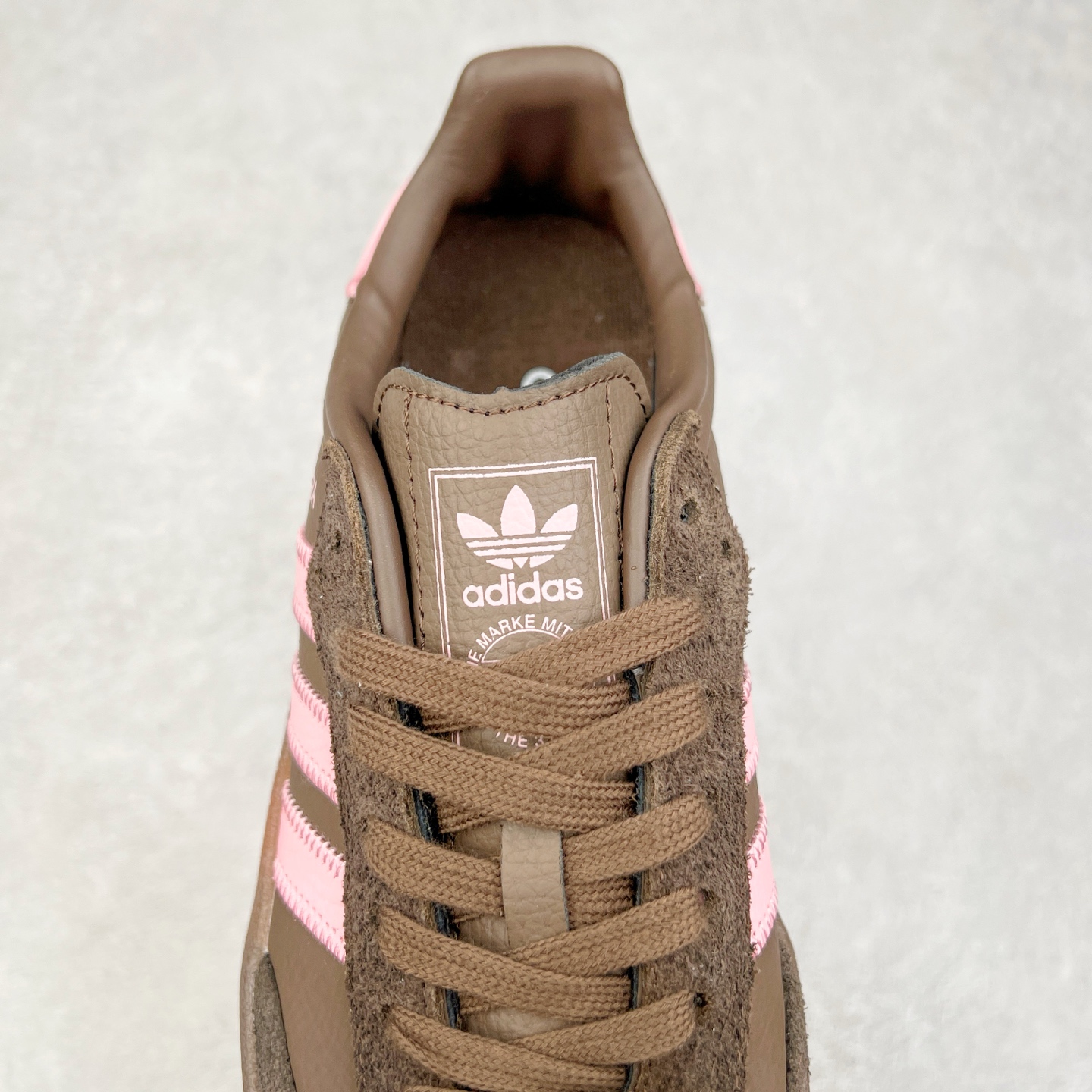 图片[5]-AD Samba XLG 桑巴舞加大厚底版系列德训风百搭松糕休闲运动板鞋生胶底 JI2744 自Originals Samba成功借势Blokecore风潮一跃成为街头巷尾的焦点鞋款后,不论是围绕Samba本身打造的各式「变种版本」,还是以Samba为蓝本打造联名鞋款,都成为了时尚潮流人士日常穿搭首选。Samba XLG是adidas Originals不断扩展XLG系列的一部分,旨在与年轻文化相契合,迎合那些希望通过个性时尚表达自我而不愿牺牲舒适度的年轻群体。街头时尚领域的Gen Z特别偏爱宽松的穿着风格。Samba XLG针对这一点做了创新。它在延续Samba OG经典设计的基础上,迎合年轻群体的穿着习惯,重塑为宽大的鞋身比例轮廓以及加厚中底,让消费者轻松展示自己独特的风格。全新的Samba XLG系列不仅迎合了当下年轻群体的穿搭习惯,加宽了鞋身比例以及将中底进一步增厚,在视觉比例上更加饱满,同时还保留了经典Samba的细节,这样一来,鞋迷朋友在穿搭上不仅能更加个性化,而且还能延续一定的复古感受。尺码：36 36⅔ 37⅓ 38 38⅔ 39⅓ 40 40⅔ 41⅓ 42 42⅔ 43⅓ 44 45-选品中心