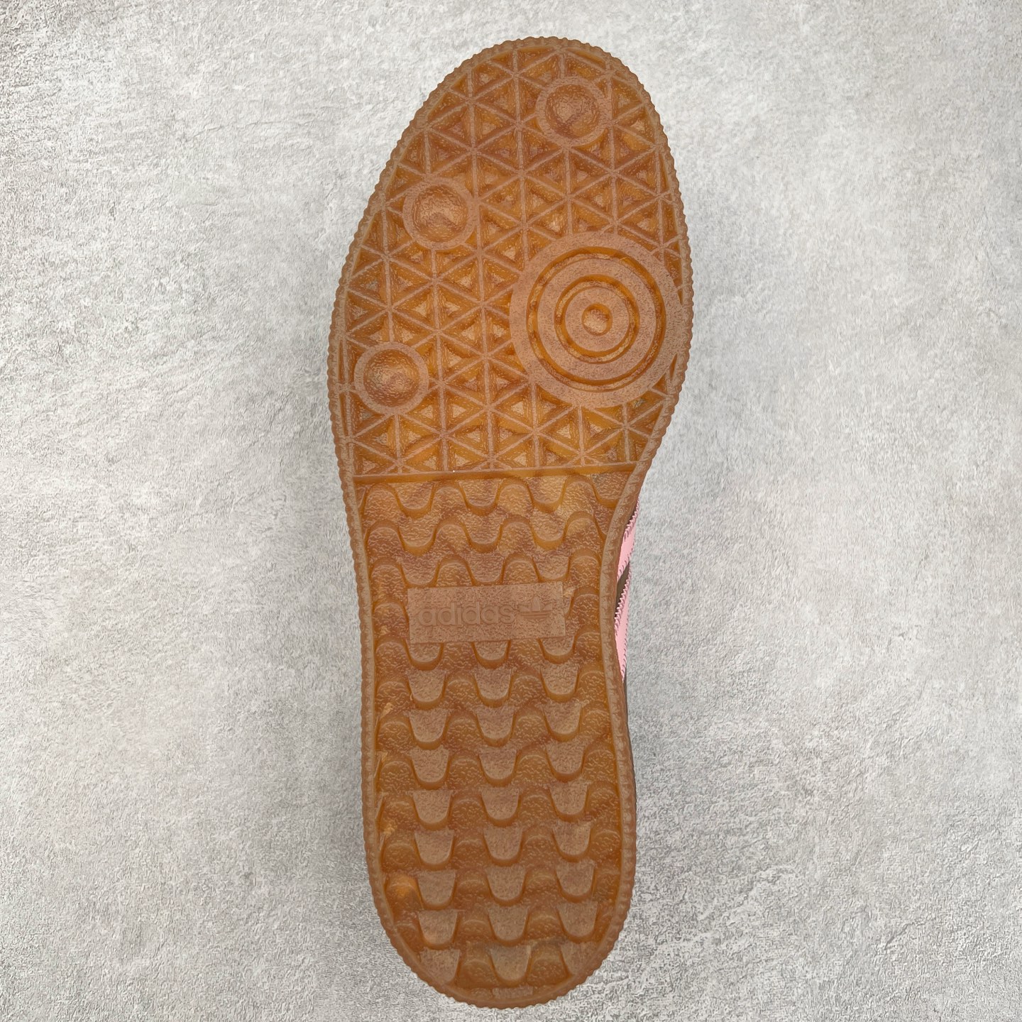 图片[9]-AD Samba XLG 桑巴舞加大厚底版系列德训风百搭松糕休闲运动板鞋生胶底 JI2744 自Originals Samba成功借势Blokecore风潮一跃成为街头巷尾的焦点鞋款后,不论是围绕Samba本身打造的各式「变种版本」,还是以Samba为蓝本打造联名鞋款,都成为了时尚潮流人士日常穿搭首选。Samba XLG是adidas Originals不断扩展XLG系列的一部分,旨在与年轻文化相契合,迎合那些希望通过个性时尚表达自我而不愿牺牲舒适度的年轻群体。街头时尚领域的Gen Z特别偏爱宽松的穿着风格。Samba XLG针对这一点做了创新。它在延续Samba OG经典设计的基础上,迎合年轻群体的穿着习惯,重塑为宽大的鞋身比例轮廓以及加厚中底,让消费者轻松展示自己独特的风格。全新的Samba XLG系列不仅迎合了当下年轻群体的穿搭习惯,加宽了鞋身比例以及将中底进一步增厚,在视觉比例上更加饱满,同时还保留了经典Samba的细节,这样一来,鞋迷朋友在穿搭上不仅能更加个性化,而且还能延续一定的复古感受。尺码：36 36⅔ 37⅓ 38 38⅔ 39⅓ 40 40⅔ 41⅓ 42 42⅔ 43⅓ 44 45-选品中心