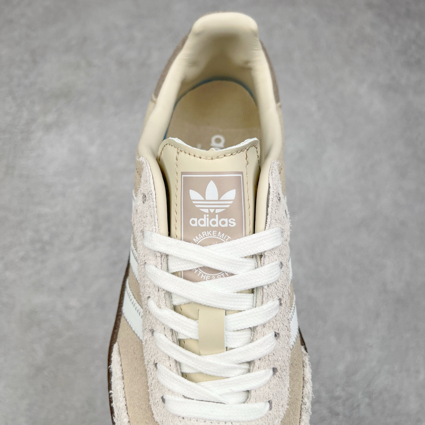 图片[5]-AD Samba XLG 桑巴舞加大厚底版系列德训风百搭松糕休闲运动板鞋生胶底 JI3882 自Originals Samba成功借势Blokecore风潮一跃成为街头巷尾的焦点鞋款后,不论是围绕Samba本身打造的各式「变种版本」,还是以Samba为蓝本打造联名鞋款,都成为了时尚潮流人士日常穿搭首选。Samba XLG是adidas Originals不断扩展XLG系列的一部分,旨在与年轻文化相契合,迎合那些希望通过个性时尚表达自我而不愿牺牲舒适度的年轻群体。街头时尚领域的Gen Z特别偏爱宽松的穿着风格。Samba XLG针对这一点做了创新。它在延续Samba OG经典设计的基础上,迎合年轻群体的穿着习惯,重塑为宽大的鞋身比例轮廓以及加厚中底,让消费者轻松展示自己独特的风格。全新的Samba XLG系列不仅迎合了当下年轻群体的穿搭习惯,加宽了鞋身比例以及将中底进一步增厚,在视觉比例上更加饱满,同时还保留了经典Samba的细节,这样一来,鞋迷朋友在穿搭上不仅能更加个性化,而且还能延续一定的复古感受。尺码：36 36⅔ 37⅓ 38 38⅔ 39⅓ 40 40⅔ 41⅓ 42 42⅔ 43⅓ 44 45-选品中心