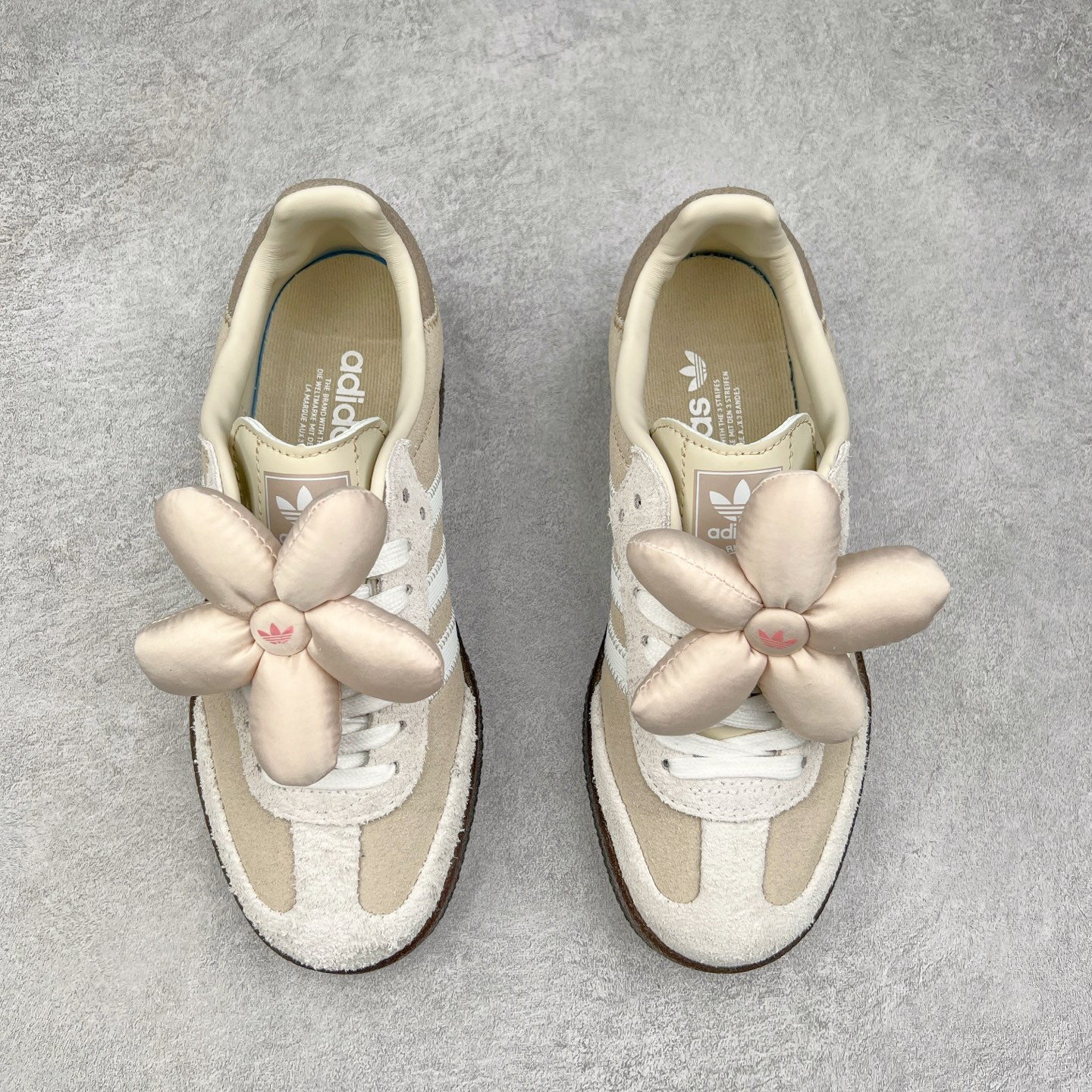 图片[2]-AD Samba XLG 桑巴舞加大厚底版系列德训风百搭松糕休闲运动板鞋生胶底 JI3882 自Originals Samba成功借势Blokecore风潮一跃成为街头巷尾的焦点鞋款后,不论是围绕Samba本身打造的各式「变种版本」,还是以Samba为蓝本打造联名鞋款,都成为了时尚潮流人士日常穿搭首选。Samba XLG是adidas Originals不断扩展XLG系列的一部分,旨在与年轻文化相契合,迎合那些希望通过个性时尚表达自我而不愿牺牲舒适度的年轻群体。街头时尚领域的Gen Z特别偏爱宽松的穿着风格。Samba XLG针对这一点做了创新。它在延续Samba OG经典设计的基础上,迎合年轻群体的穿着习惯,重塑为宽大的鞋身比例轮廓以及加厚中底,让消费者轻松展示自己独特的风格。全新的Samba XLG系列不仅迎合了当下年轻群体的穿搭习惯,加宽了鞋身比例以及将中底进一步增厚,在视觉比例上更加饱满,同时还保留了经典Samba的细节,这样一来,鞋迷朋友在穿搭上不仅能更加个性化,而且还能延续一定的复古感受。尺码：36 36⅔ 37⅓ 38 38⅔ 39⅓ 40 40⅔ 41⅓ 42 42⅔ 43⅓ 44 45-选品中心