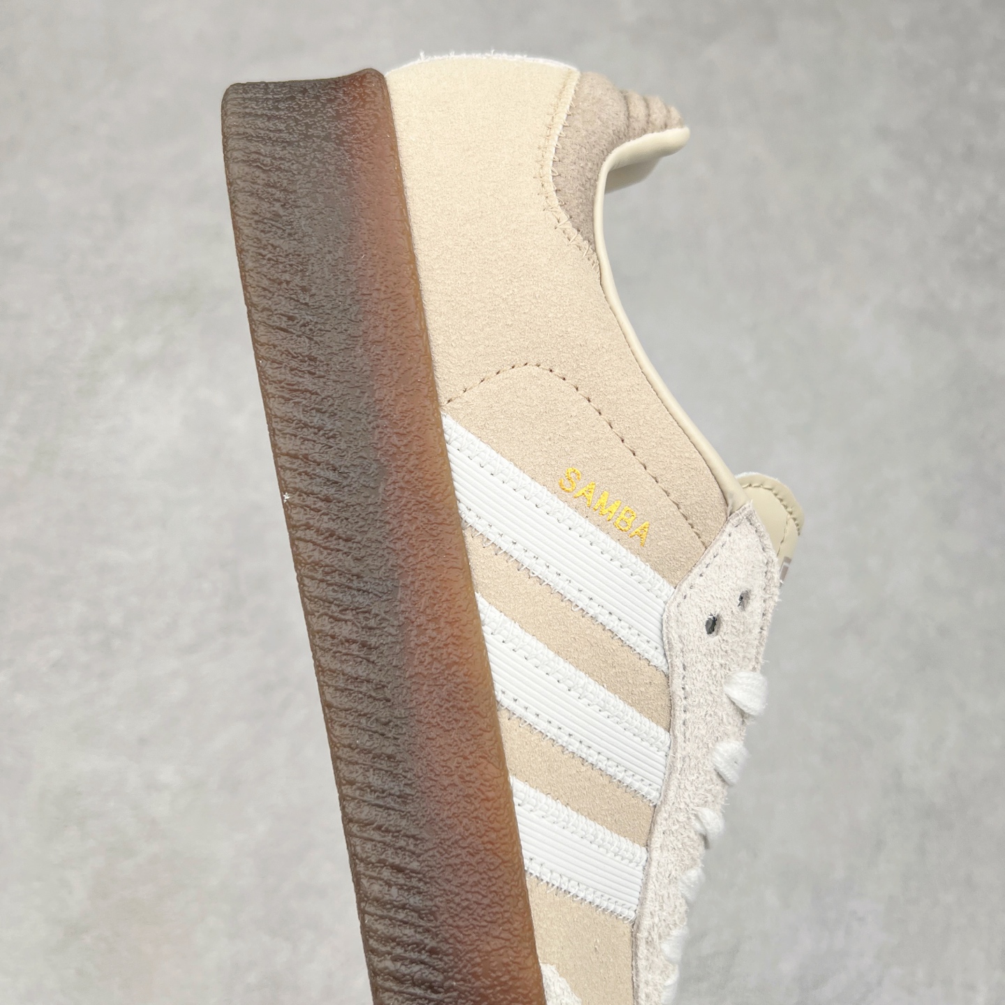 图片[6]-AD Samba XLG 桑巴舞加大厚底版系列德训风百搭松糕休闲运动板鞋生胶底 JI3882 自Originals Samba成功借势Blokecore风潮一跃成为街头巷尾的焦点鞋款后,不论是围绕Samba本身打造的各式「变种版本」,还是以Samba为蓝本打造联名鞋款,都成为了时尚潮流人士日常穿搭首选。Samba XLG是adidas Originals不断扩展XLG系列的一部分,旨在与年轻文化相契合,迎合那些希望通过个性时尚表达自我而不愿牺牲舒适度的年轻群体。街头时尚领域的Gen Z特别偏爱宽松的穿着风格。Samba XLG针对这一点做了创新。它在延续Samba OG经典设计的基础上,迎合年轻群体的穿着习惯,重塑为宽大的鞋身比例轮廓以及加厚中底,让消费者轻松展示自己独特的风格。全新的Samba XLG系列不仅迎合了当下年轻群体的穿搭习惯,加宽了鞋身比例以及将中底进一步增厚,在视觉比例上更加饱满,同时还保留了经典Samba的细节,这样一来,鞋迷朋友在穿搭上不仅能更加个性化,而且还能延续一定的复古感受。尺码：36 36⅔ 37⅓ 38 38⅔ 39⅓ 40 40⅔ 41⅓ 42 42⅔ 43⅓ 44 45-选品中心