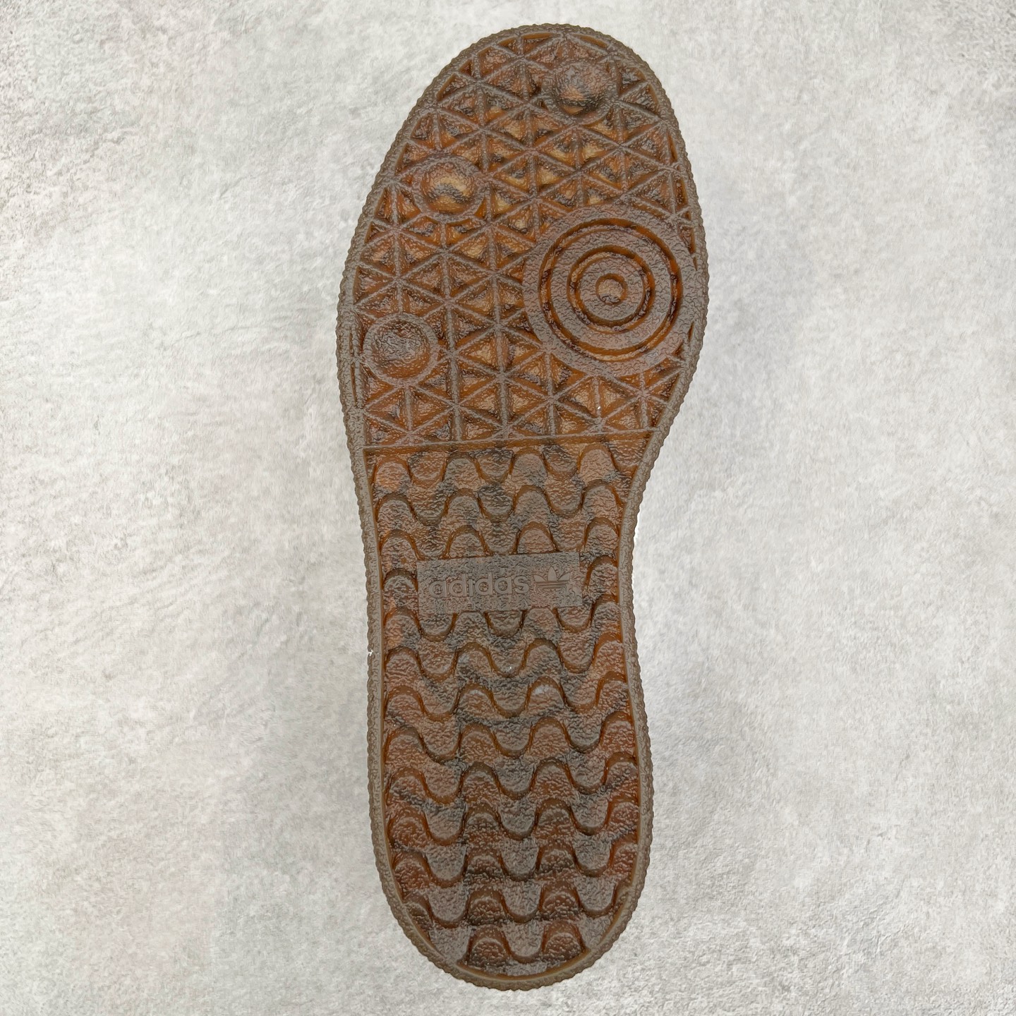 图片[9]-AD Samba XLG 桑巴舞加大厚底版系列德训风百搭松糕休闲运动板鞋生胶底 JI3882 自Originals Samba成功借势Blokecore风潮一跃成为街头巷尾的焦点鞋款后,不论是围绕Samba本身打造的各式「变种版本」,还是以Samba为蓝本打造联名鞋款,都成为了时尚潮流人士日常穿搭首选。Samba XLG是adidas Originals不断扩展XLG系列的一部分,旨在与年轻文化相契合,迎合那些希望通过个性时尚表达自我而不愿牺牲舒适度的年轻群体。街头时尚领域的Gen Z特别偏爱宽松的穿着风格。Samba XLG针对这一点做了创新。它在延续Samba OG经典设计的基础上,迎合年轻群体的穿着习惯,重塑为宽大的鞋身比例轮廓以及加厚中底,让消费者轻松展示自己独特的风格。全新的Samba XLG系列不仅迎合了当下年轻群体的穿搭习惯,加宽了鞋身比例以及将中底进一步增厚,在视觉比例上更加饱满,同时还保留了经典Samba的细节,这样一来,鞋迷朋友在穿搭上不仅能更加个性化,而且还能延续一定的复古感受。尺码：36 36⅔ 37⅓ 38 38⅔ 39⅓ 40 40⅔ 41⅓ 42 42⅔ 43⅓ 44 45-选品中心