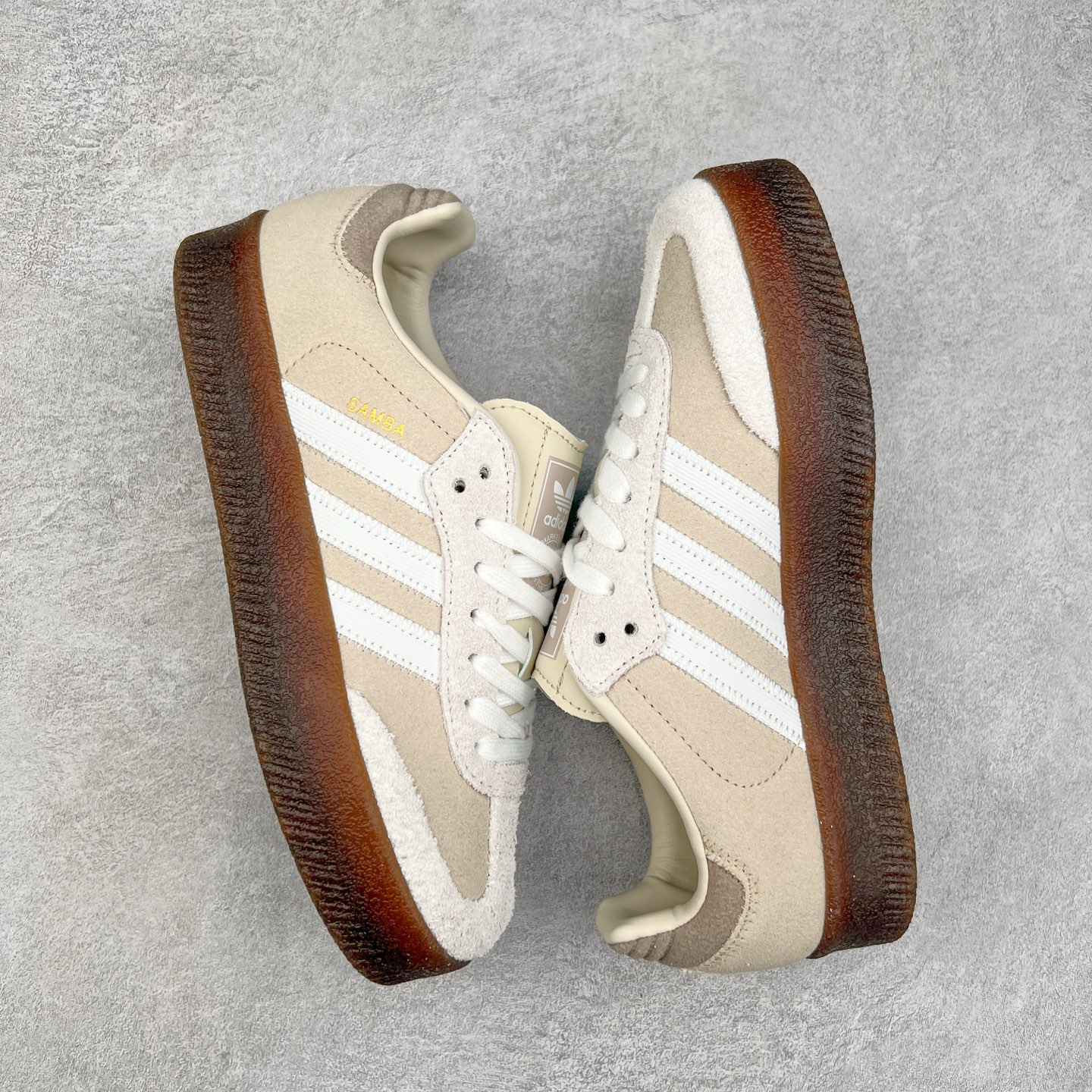 图片[3]-AD Samba XLG 桑巴舞加大厚底版系列德训风百搭松糕休闲运动板鞋生胶底 JI3882 自Originals Samba成功借势Blokecore风潮一跃成为街头巷尾的焦点鞋款后,不论是围绕Samba本身打造的各式「变种版本」,还是以Samba为蓝本打造联名鞋款,都成为了时尚潮流人士日常穿搭首选。Samba XLG是adidas Originals不断扩展XLG系列的一部分,旨在与年轻文化相契合,迎合那些希望通过个性时尚表达自我而不愿牺牲舒适度的年轻群体。街头时尚领域的Gen Z特别偏爱宽松的穿着风格。Samba XLG针对这一点做了创新。它在延续Samba OG经典设计的基础上,迎合年轻群体的穿着习惯,重塑为宽大的鞋身比例轮廓以及加厚中底,让消费者轻松展示自己独特的风格。全新的Samba XLG系列不仅迎合了当下年轻群体的穿搭习惯,加宽了鞋身比例以及将中底进一步增厚,在视觉比例上更加饱满,同时还保留了经典Samba的细节,这样一来,鞋迷朋友在穿搭上不仅能更加个性化,而且还能延续一定的复古感受。尺码：36 36⅔ 37⅓ 38 38⅔ 39⅓ 40 40⅔ 41⅓ 42 42⅔ 43⅓ 44 45-选品中心