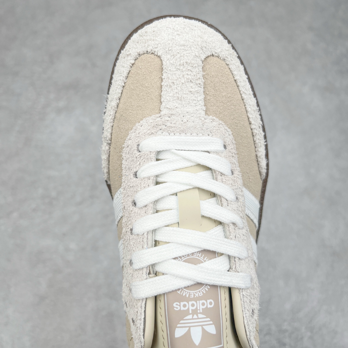 图片[4]-AD Samba XLG 桑巴舞加大厚底版系列德训风百搭松糕休闲运动板鞋生胶底 JI3882 自Originals Samba成功借势Blokecore风潮一跃成为街头巷尾的焦点鞋款后,不论是围绕Samba本身打造的各式「变种版本」,还是以Samba为蓝本打造联名鞋款,都成为了时尚潮流人士日常穿搭首选。Samba XLG是adidas Originals不断扩展XLG系列的一部分,旨在与年轻文化相契合,迎合那些希望通过个性时尚表达自我而不愿牺牲舒适度的年轻群体。街头时尚领域的Gen Z特别偏爱宽松的穿着风格。Samba XLG针对这一点做了创新。它在延续Samba OG经典设计的基础上,迎合年轻群体的穿着习惯,重塑为宽大的鞋身比例轮廓以及加厚中底,让消费者轻松展示自己独特的风格。全新的Samba XLG系列不仅迎合了当下年轻群体的穿搭习惯,加宽了鞋身比例以及将中底进一步增厚,在视觉比例上更加饱满,同时还保留了经典Samba的细节,这样一来,鞋迷朋友在穿搭上不仅能更加个性化,而且还能延续一定的复古感受。尺码：36 36⅔ 37⅓ 38 38⅔ 39⅓ 40 40⅔ 41⅓ 42 42⅔ 43⅓ 44 45-选品中心