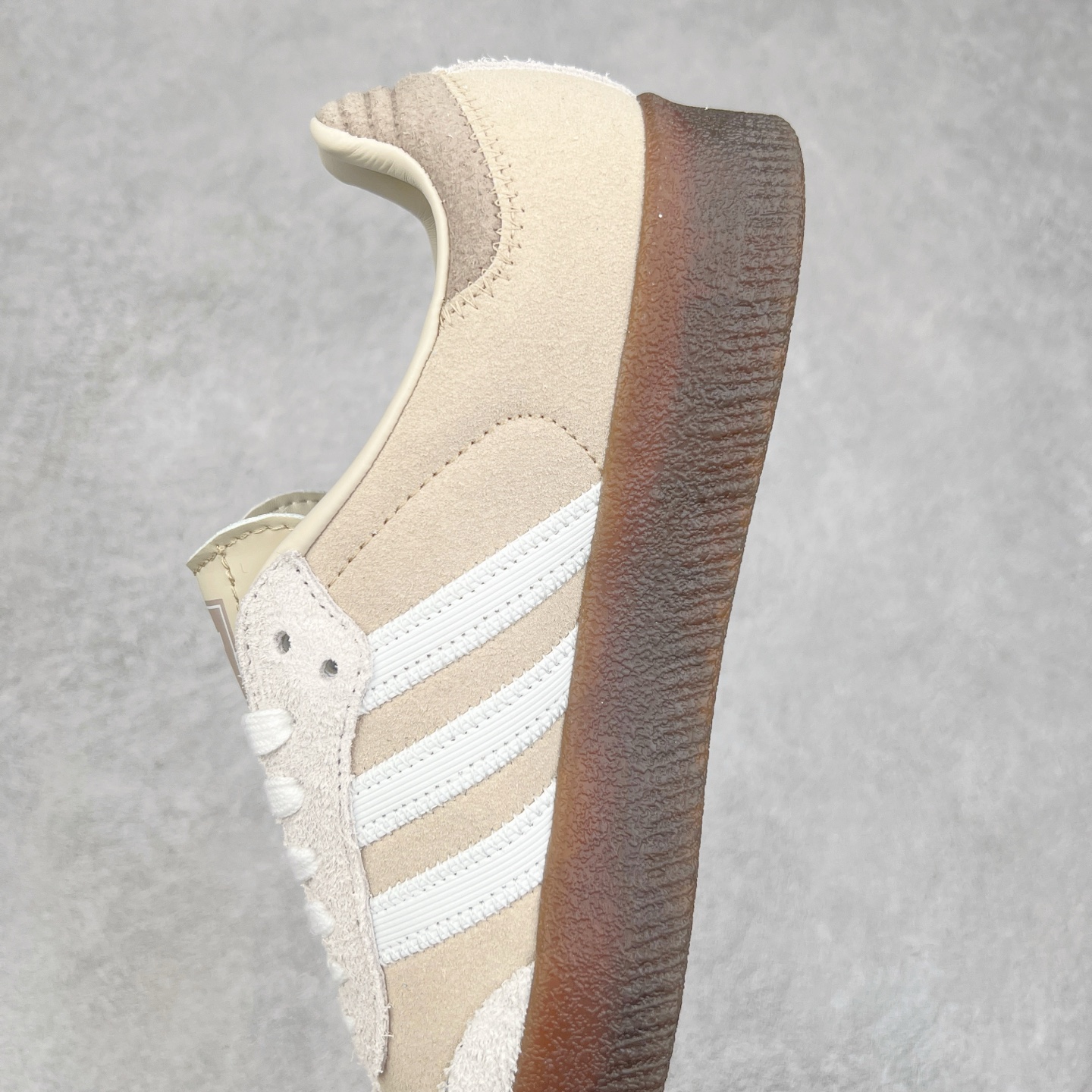 图片[7]-AD Samba XLG 桑巴舞加大厚底版系列德训风百搭松糕休闲运动板鞋生胶底 JI3882 自Originals Samba成功借势Blokecore风潮一跃成为街头巷尾的焦点鞋款后,不论是围绕Samba本身打造的各式「变种版本」,还是以Samba为蓝本打造联名鞋款,都成为了时尚潮流人士日常穿搭首选。Samba XLG是adidas Originals不断扩展XLG系列的一部分,旨在与年轻文化相契合,迎合那些希望通过个性时尚表达自我而不愿牺牲舒适度的年轻群体。街头时尚领域的Gen Z特别偏爱宽松的穿着风格。Samba XLG针对这一点做了创新。它在延续Samba OG经典设计的基础上,迎合年轻群体的穿着习惯,重塑为宽大的鞋身比例轮廓以及加厚中底,让消费者轻松展示自己独特的风格。全新的Samba XLG系列不仅迎合了当下年轻群体的穿搭习惯,加宽了鞋身比例以及将中底进一步增厚,在视觉比例上更加饱满,同时还保留了经典Samba的细节,这样一来,鞋迷朋友在穿搭上不仅能更加个性化,而且还能延续一定的复古感受。尺码：36 36⅔ 37⅓ 38 38⅔ 39⅓ 40 40⅔ 41⅓ 42 42⅔ 43⅓ 44 45-选品中心