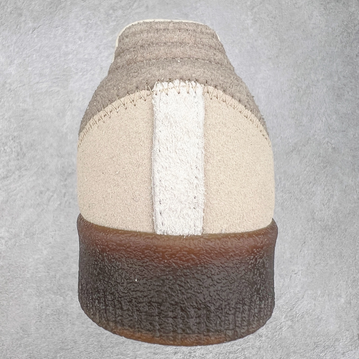 图片[8]-AD Samba XLG 桑巴舞加大厚底版系列德训风百搭松糕休闲运动板鞋生胶底 JI3882 自Originals Samba成功借势Blokecore风潮一跃成为街头巷尾的焦点鞋款后,不论是围绕Samba本身打造的各式「变种版本」,还是以Samba为蓝本打造联名鞋款,都成为了时尚潮流人士日常穿搭首选。Samba XLG是adidas Originals不断扩展XLG系列的一部分,旨在与年轻文化相契合,迎合那些希望通过个性时尚表达自我而不愿牺牲舒适度的年轻群体。街头时尚领域的Gen Z特别偏爱宽松的穿着风格。Samba XLG针对这一点做了创新。它在延续Samba OG经典设计的基础上,迎合年轻群体的穿着习惯,重塑为宽大的鞋身比例轮廓以及加厚中底,让消费者轻松展示自己独特的风格。全新的Samba XLG系列不仅迎合了当下年轻群体的穿搭习惯,加宽了鞋身比例以及将中底进一步增厚,在视觉比例上更加饱满,同时还保留了经典Samba的细节,这样一来,鞋迷朋友在穿搭上不仅能更加个性化,而且还能延续一定的复古感受。尺码：36 36⅔ 37⅓ 38 38⅔ 39⅓ 40 40⅔ 41⅓ 42 42⅔ 43⅓ 44 45-选品中心