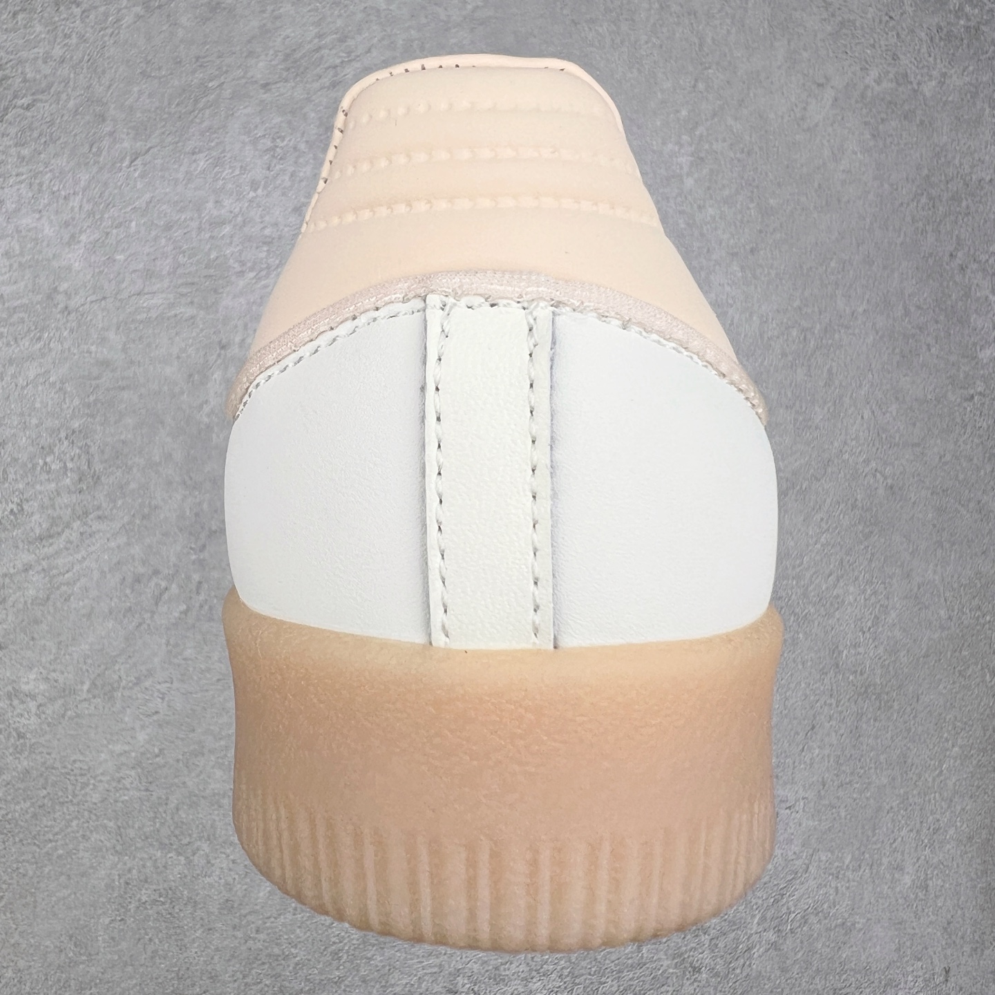 图片[8]-AD Samba XLG 桑巴舞加大厚底版系列德训风百搭松糕休闲运动板鞋生胶底 JR3334 自Originals Samba成功借势Blokecore风潮一跃成为街头巷尾的焦点鞋款后,不论是围绕Samba本身打造的各式「变种版本」,还是以Samba为蓝本打造联名鞋款,都成为了时尚潮流人士日常穿搭首选。Samba XLG是adidas Originals不断扩展XLG系列的一部分,旨在与年轻文化相契合,迎合那些希望通过个性时尚表达自我而不愿牺牲舒适度的年轻群体。街头时尚领域的Gen Z特别偏爱宽松的穿着风格。Samba XLG针对这一点做了创新。它在延续Samba OG经典设计的基础上,迎合年轻群体的穿着习惯,重塑为宽大的鞋身比例轮廓以及加厚中底,让消费者轻松展示自己独特的风格。全新的Samba XLG系列不仅迎合了当下年轻群体的穿搭习惯,加宽了鞋身比例以及将中底进一步增厚,在视觉比例上更加饱满,同时还保留了经典Samba的细节,这样一来,鞋迷朋友在穿搭上不仅能更加个性化,而且还能延续一定的复古感受。尺码：36 36⅔ 37⅓ 38 38⅔ 39⅓ 40 40⅔ 41⅓ 42 42⅔ 43⅓ 44 45-选品中心