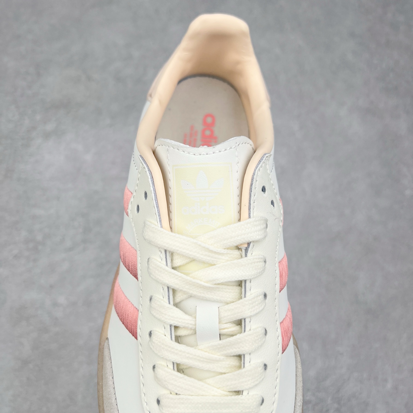 图片[5]-AD Samba XLG 桑巴舞加大厚底版系列德训风百搭松糕休闲运动板鞋生胶底 JR3334 自Originals Samba成功借势Blokecore风潮一跃成为街头巷尾的焦点鞋款后,不论是围绕Samba本身打造的各式「变种版本」,还是以Samba为蓝本打造联名鞋款,都成为了时尚潮流人士日常穿搭首选。Samba XLG是adidas Originals不断扩展XLG系列的一部分,旨在与年轻文化相契合,迎合那些希望通过个性时尚表达自我而不愿牺牲舒适度的年轻群体。街头时尚领域的Gen Z特别偏爱宽松的穿着风格。Samba XLG针对这一点做了创新。它在延续Samba OG经典设计的基础上,迎合年轻群体的穿着习惯,重塑为宽大的鞋身比例轮廓以及加厚中底,让消费者轻松展示自己独特的风格。全新的Samba XLG系列不仅迎合了当下年轻群体的穿搭习惯,加宽了鞋身比例以及将中底进一步增厚,在视觉比例上更加饱满,同时还保留了经典Samba的细节,这样一来,鞋迷朋友在穿搭上不仅能更加个性化,而且还能延续一定的复古感受。尺码：36 36⅔ 37⅓ 38 38⅔ 39⅓ 40 40⅔ 41⅓ 42 42⅔ 43⅓ 44 45-选品中心