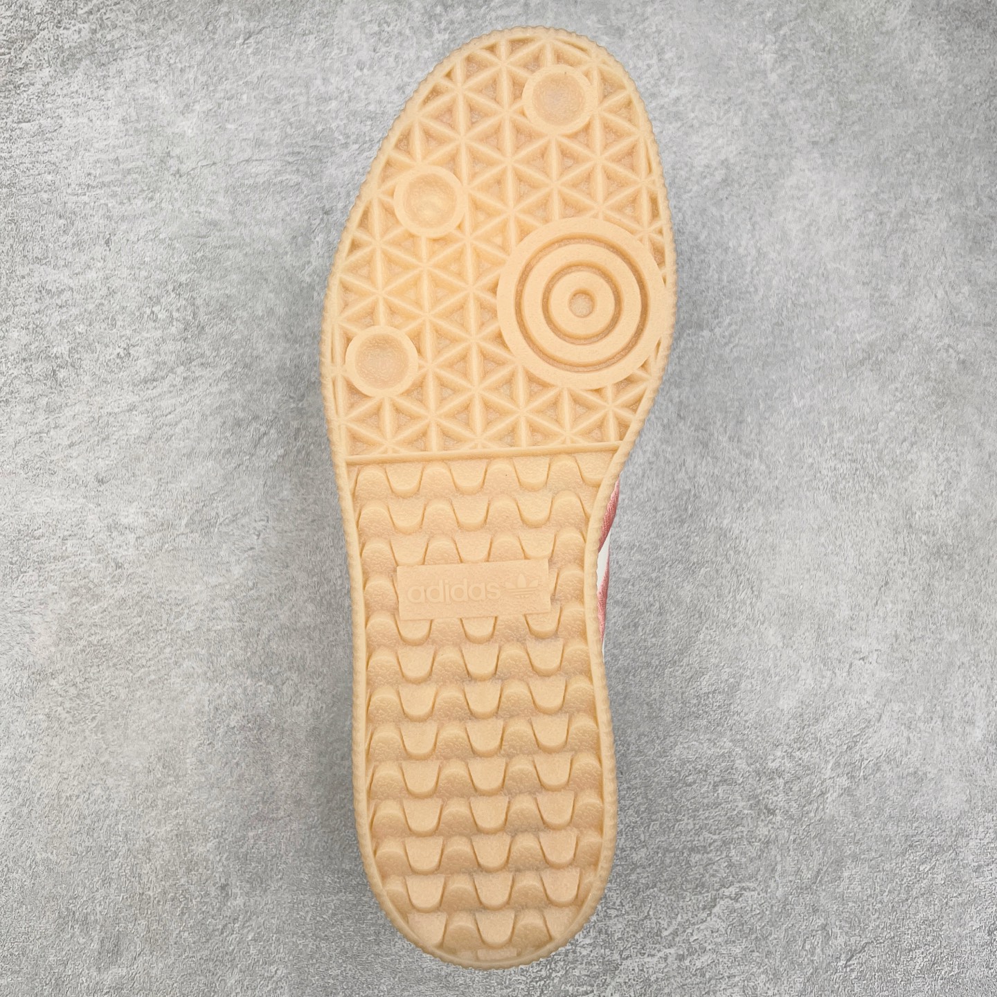 图片[9]-AD Samba XLG 桑巴舞加大厚底版系列德训风百搭松糕休闲运动板鞋生胶底 JR3334 自Originals Samba成功借势Blokecore风潮一跃成为街头巷尾的焦点鞋款后,不论是围绕Samba本身打造的各式「变种版本」,还是以Samba为蓝本打造联名鞋款,都成为了时尚潮流人士日常穿搭首选。Samba XLG是adidas Originals不断扩展XLG系列的一部分,旨在与年轻文化相契合,迎合那些希望通过个性时尚表达自我而不愿牺牲舒适度的年轻群体。街头时尚领域的Gen Z特别偏爱宽松的穿着风格。Samba XLG针对这一点做了创新。它在延续Samba OG经典设计的基础上,迎合年轻群体的穿着习惯,重塑为宽大的鞋身比例轮廓以及加厚中底,让消费者轻松展示自己独特的风格。全新的Samba XLG系列不仅迎合了当下年轻群体的穿搭习惯,加宽了鞋身比例以及将中底进一步增厚,在视觉比例上更加饱满,同时还保留了经典Samba的细节,这样一来,鞋迷朋友在穿搭上不仅能更加个性化,而且还能延续一定的复古感受。尺码：36 36⅔ 37⅓ 38 38⅔ 39⅓ 40 40⅔ 41⅓ 42 42⅔ 43⅓ 44 45-选品中心