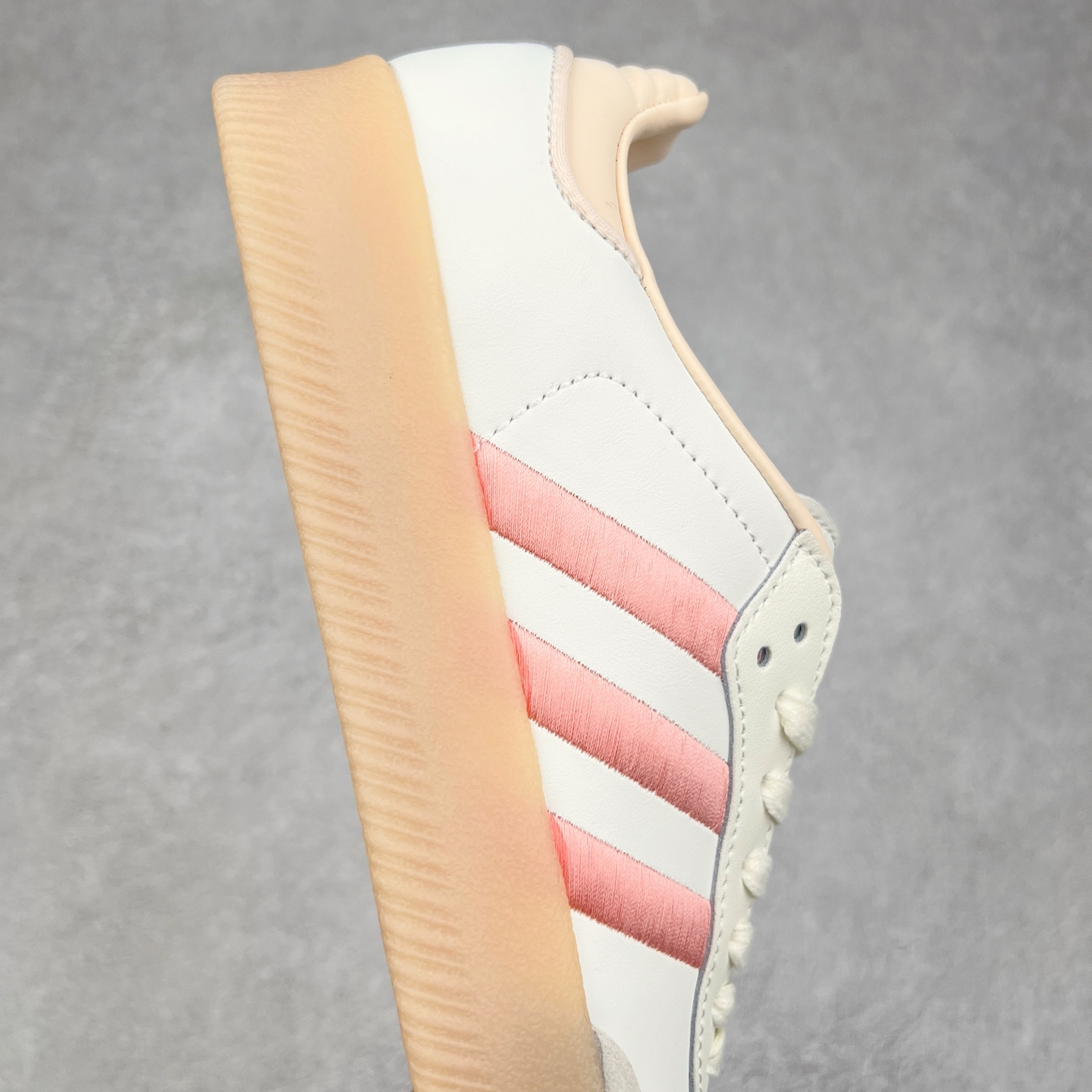 图片[6]-AD Samba XLG 桑巴舞加大厚底版系列德训风百搭松糕休闲运动板鞋生胶底 JR3334 自Originals Samba成功借势Blokecore风潮一跃成为街头巷尾的焦点鞋款后,不论是围绕Samba本身打造的各式「变种版本」,还是以Samba为蓝本打造联名鞋款,都成为了时尚潮流人士日常穿搭首选。Samba XLG是adidas Originals不断扩展XLG系列的一部分,旨在与年轻文化相契合,迎合那些希望通过个性时尚表达自我而不愿牺牲舒适度的年轻群体。街头时尚领域的Gen Z特别偏爱宽松的穿着风格。Samba XLG针对这一点做了创新。它在延续Samba OG经典设计的基础上,迎合年轻群体的穿着习惯,重塑为宽大的鞋身比例轮廓以及加厚中底,让消费者轻松展示自己独特的风格。全新的Samba XLG系列不仅迎合了当下年轻群体的穿搭习惯,加宽了鞋身比例以及将中底进一步增厚,在视觉比例上更加饱满,同时还保留了经典Samba的细节,这样一来,鞋迷朋友在穿搭上不仅能更加个性化,而且还能延续一定的复古感受。尺码：36 36⅔ 37⅓ 38 38⅔ 39⅓ 40 40⅔ 41⅓ 42 42⅔ 43⅓ 44 45-选品中心