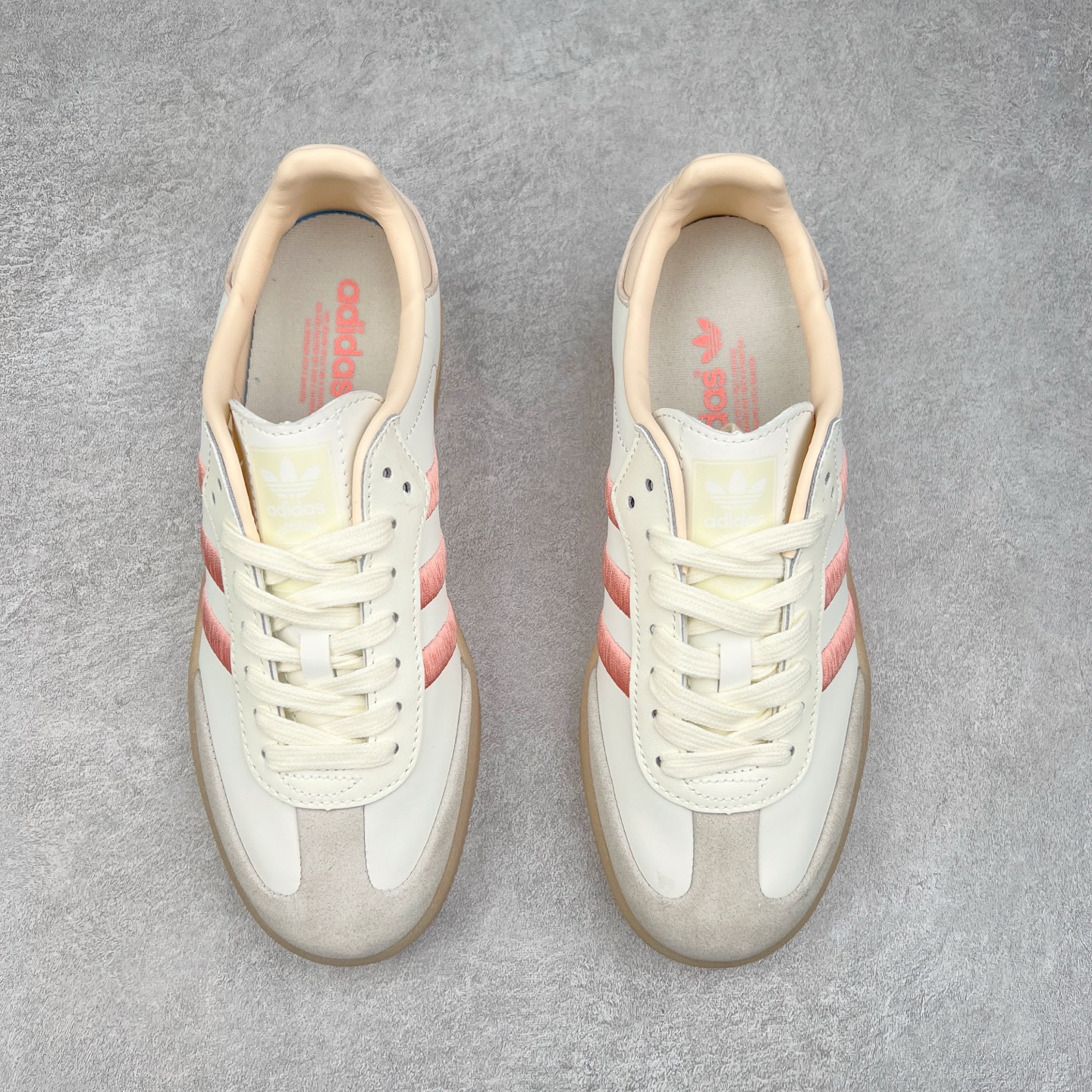 图片[2]-AD Samba XLG 桑巴舞加大厚底版系列德训风百搭松糕休闲运动板鞋生胶底 JR3334 自Originals Samba成功借势Blokecore风潮一跃成为街头巷尾的焦点鞋款后,不论是围绕Samba本身打造的各式「变种版本」,还是以Samba为蓝本打造联名鞋款,都成为了时尚潮流人士日常穿搭首选。Samba XLG是adidas Originals不断扩展XLG系列的一部分,旨在与年轻文化相契合,迎合那些希望通过个性时尚表达自我而不愿牺牲舒适度的年轻群体。街头时尚领域的Gen Z特别偏爱宽松的穿着风格。Samba XLG针对这一点做了创新。它在延续Samba OG经典设计的基础上,迎合年轻群体的穿着习惯,重塑为宽大的鞋身比例轮廓以及加厚中底,让消费者轻松展示自己独特的风格。全新的Samba XLG系列不仅迎合了当下年轻群体的穿搭习惯,加宽了鞋身比例以及将中底进一步增厚,在视觉比例上更加饱满,同时还保留了经典Samba的细节,这样一来,鞋迷朋友在穿搭上不仅能更加个性化,而且还能延续一定的复古感受。尺码：36 36⅔ 37⅓ 38 38⅔ 39⅓ 40 40⅔ 41⅓ 42 42⅔ 43⅓ 44 45-选品中心