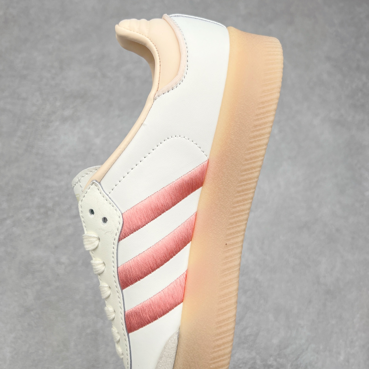 图片[7]-AD Samba XLG 桑巴舞加大厚底版系列德训风百搭松糕休闲运动板鞋生胶底 JR3334 自Originals Samba成功借势Blokecore风潮一跃成为街头巷尾的焦点鞋款后,不论是围绕Samba本身打造的各式「变种版本」,还是以Samba为蓝本打造联名鞋款,都成为了时尚潮流人士日常穿搭首选。Samba XLG是adidas Originals不断扩展XLG系列的一部分,旨在与年轻文化相契合,迎合那些希望通过个性时尚表达自我而不愿牺牲舒适度的年轻群体。街头时尚领域的Gen Z特别偏爱宽松的穿着风格。Samba XLG针对这一点做了创新。它在延续Samba OG经典设计的基础上,迎合年轻群体的穿着习惯,重塑为宽大的鞋身比例轮廓以及加厚中底,让消费者轻松展示自己独特的风格。全新的Samba XLG系列不仅迎合了当下年轻群体的穿搭习惯,加宽了鞋身比例以及将中底进一步增厚,在视觉比例上更加饱满,同时还保留了经典Samba的细节,这样一来,鞋迷朋友在穿搭上不仅能更加个性化,而且还能延续一定的复古感受。尺码：36 36⅔ 37⅓ 38 38⅔ 39⅓ 40 40⅔ 41⅓ 42 42⅔ 43⅓ 44 45-选品中心