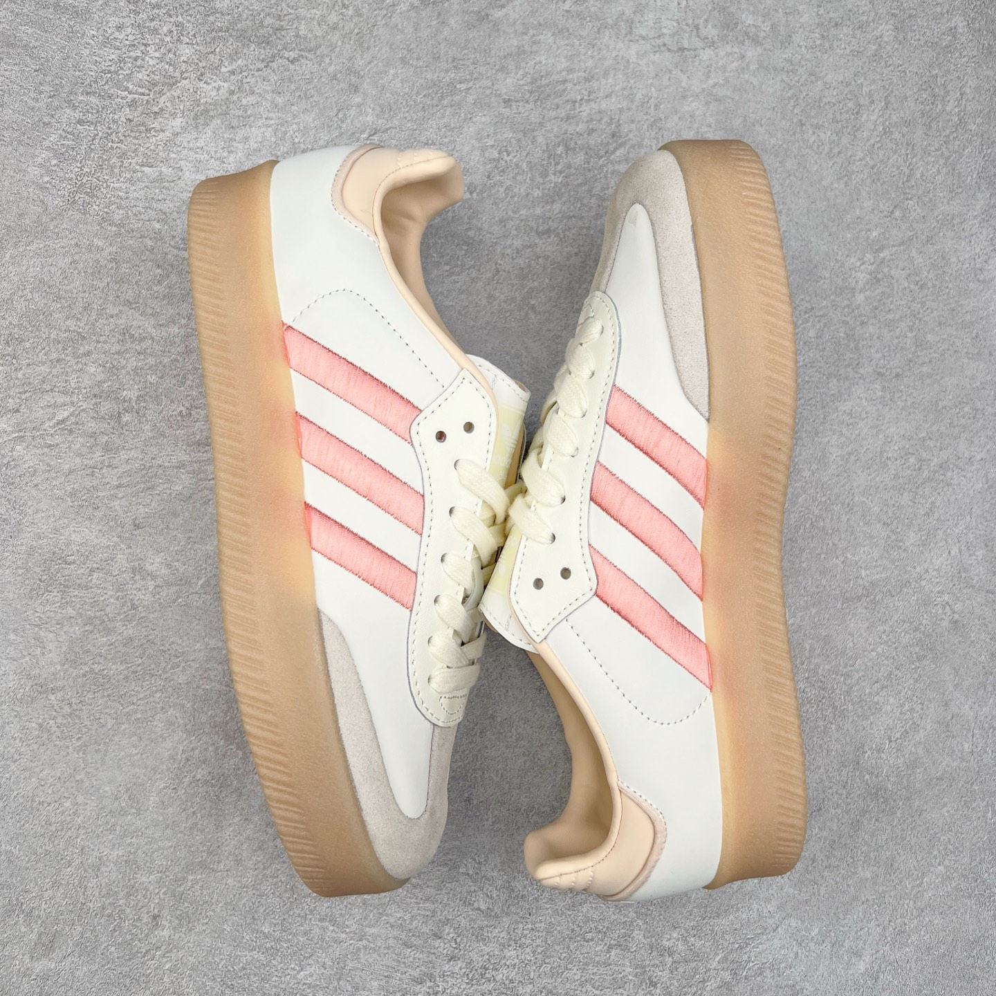 图片[3]-AD Samba XLG 桑巴舞加大厚底版系列德训风百搭松糕休闲运动板鞋生胶底 JR3334 自Originals Samba成功借势Blokecore风潮一跃成为街头巷尾的焦点鞋款后,不论是围绕Samba本身打造的各式「变种版本」,还是以Samba为蓝本打造联名鞋款,都成为了时尚潮流人士日常穿搭首选。Samba XLG是adidas Originals不断扩展XLG系列的一部分,旨在与年轻文化相契合,迎合那些希望通过个性时尚表达自我而不愿牺牲舒适度的年轻群体。街头时尚领域的Gen Z特别偏爱宽松的穿着风格。Samba XLG针对这一点做了创新。它在延续Samba OG经典设计的基础上,迎合年轻群体的穿着习惯,重塑为宽大的鞋身比例轮廓以及加厚中底,让消费者轻松展示自己独特的风格。全新的Samba XLG系列不仅迎合了当下年轻群体的穿搭习惯,加宽了鞋身比例以及将中底进一步增厚,在视觉比例上更加饱满,同时还保留了经典Samba的细节,这样一来,鞋迷朋友在穿搭上不仅能更加个性化,而且还能延续一定的复古感受。尺码：36 36⅔ 37⅓ 38 38⅔ 39⅓ 40 40⅔ 41⅓ 42 42⅔ 43⅓ 44 45-选品中心