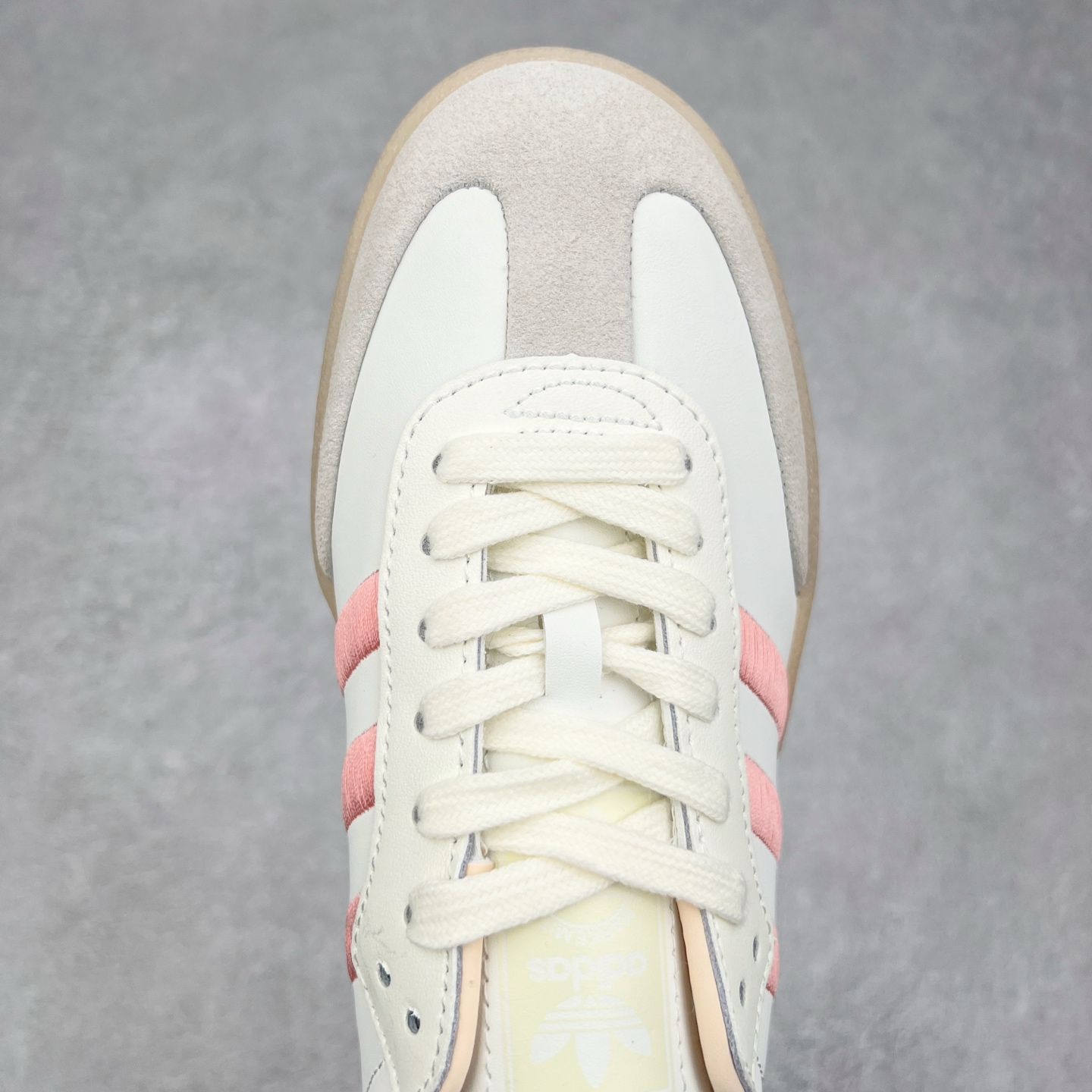 图片[4]-AD Samba XLG 桑巴舞加大厚底版系列德训风百搭松糕休闲运动板鞋生胶底 JR3334 自Originals Samba成功借势Blokecore风潮一跃成为街头巷尾的焦点鞋款后,不论是围绕Samba本身打造的各式「变种版本」,还是以Samba为蓝本打造联名鞋款,都成为了时尚潮流人士日常穿搭首选。Samba XLG是adidas Originals不断扩展XLG系列的一部分,旨在与年轻文化相契合,迎合那些希望通过个性时尚表达自我而不愿牺牲舒适度的年轻群体。街头时尚领域的Gen Z特别偏爱宽松的穿着风格。Samba XLG针对这一点做了创新。它在延续Samba OG经典设计的基础上,迎合年轻群体的穿着习惯,重塑为宽大的鞋身比例轮廓以及加厚中底,让消费者轻松展示自己独特的风格。全新的Samba XLG系列不仅迎合了当下年轻群体的穿搭习惯,加宽了鞋身比例以及将中底进一步增厚,在视觉比例上更加饱满,同时还保留了经典Samba的细节,这样一来,鞋迷朋友在穿搭上不仅能更加个性化,而且还能延续一定的复古感受。尺码：36 36⅔ 37⅓ 38 38⅔ 39⅓ 40 40⅔ 41⅓ 42 42⅔ 43⅓ 44 45-选品中心