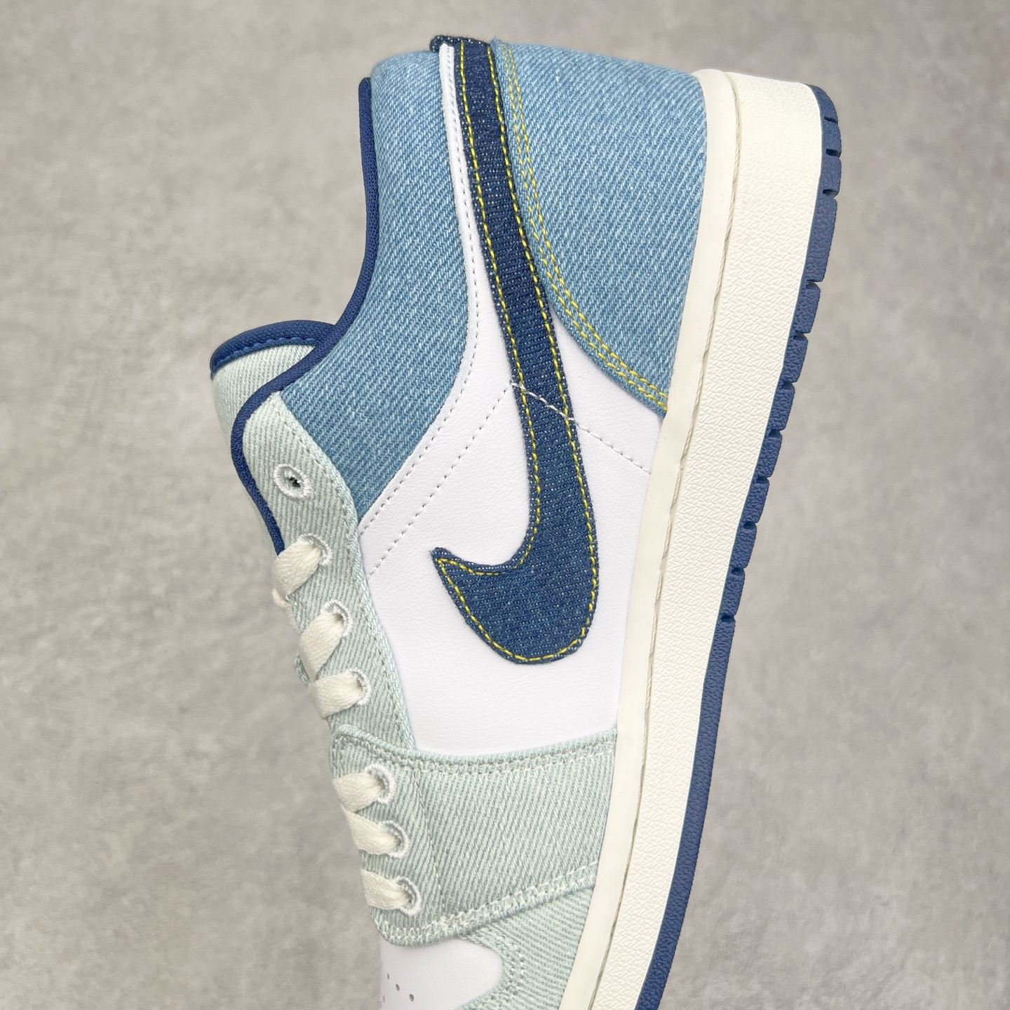 图片[7]-＃K版 Air Jordan AJ1 Low 低帮 水洗蓝 IH0648-141 全新流水线出品 DT版本唯一平替选择 市场第二梯队最强版 全部原鞋开发 原楦原纸板开发 全鞋电脑针车 原厂内置全掌气垫 原盒内在原标 唯一Zp原版鞋带绑法 免检产品 全新2022版型 全头层皮料 完美零毛边处理 原厂配置全掌气垫 价格定位良心 几十个配色陆续出货 实拍调校N版已经零色差零失真 百分百还原实物色彩所见即所得 不存在货不对板色差等低级问题 选购参考实物拍摄 不混卖不参货 只用心做好货严格选品 承诺混一赔十 尺码：36 36.5 37.5 38 38.5 39 40 40.5 41 42 42.5 43 44 44.5 45-选品中心