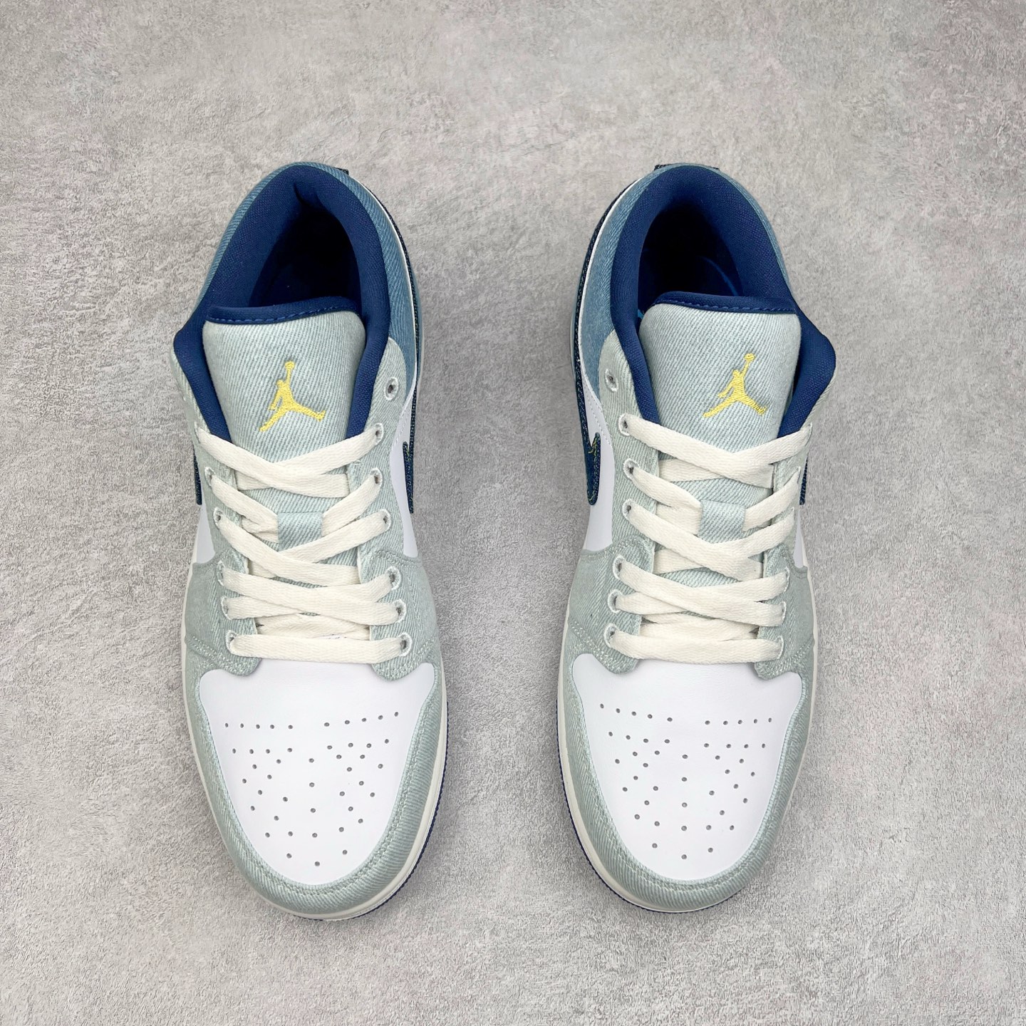 图片[2]-＃K版 Air Jordan AJ1 Low 低帮 水洗蓝 IH0648-141 全新流水线出品 DT版本唯一平替选择 市场第二梯队最强版 全部原鞋开发 原楦原纸板开发 全鞋电脑针车 原厂内置全掌气垫 原盒内在原标 唯一Zp原版鞋带绑法 免检产品 全新2022版型 全头层皮料 完美零毛边处理 原厂配置全掌气垫 价格定位良心 几十个配色陆续出货 实拍调校N版已经零色差零失真 百分百还原实物色彩所见即所得 不存在货不对板色差等低级问题 选购参考实物拍摄 不混卖不参货 只用心做好货严格选品 承诺混一赔十 尺码：36 36.5 37.5 38 38.5 39 40 40.5 41 42 42.5 43 44 44.5 45-选品中心
