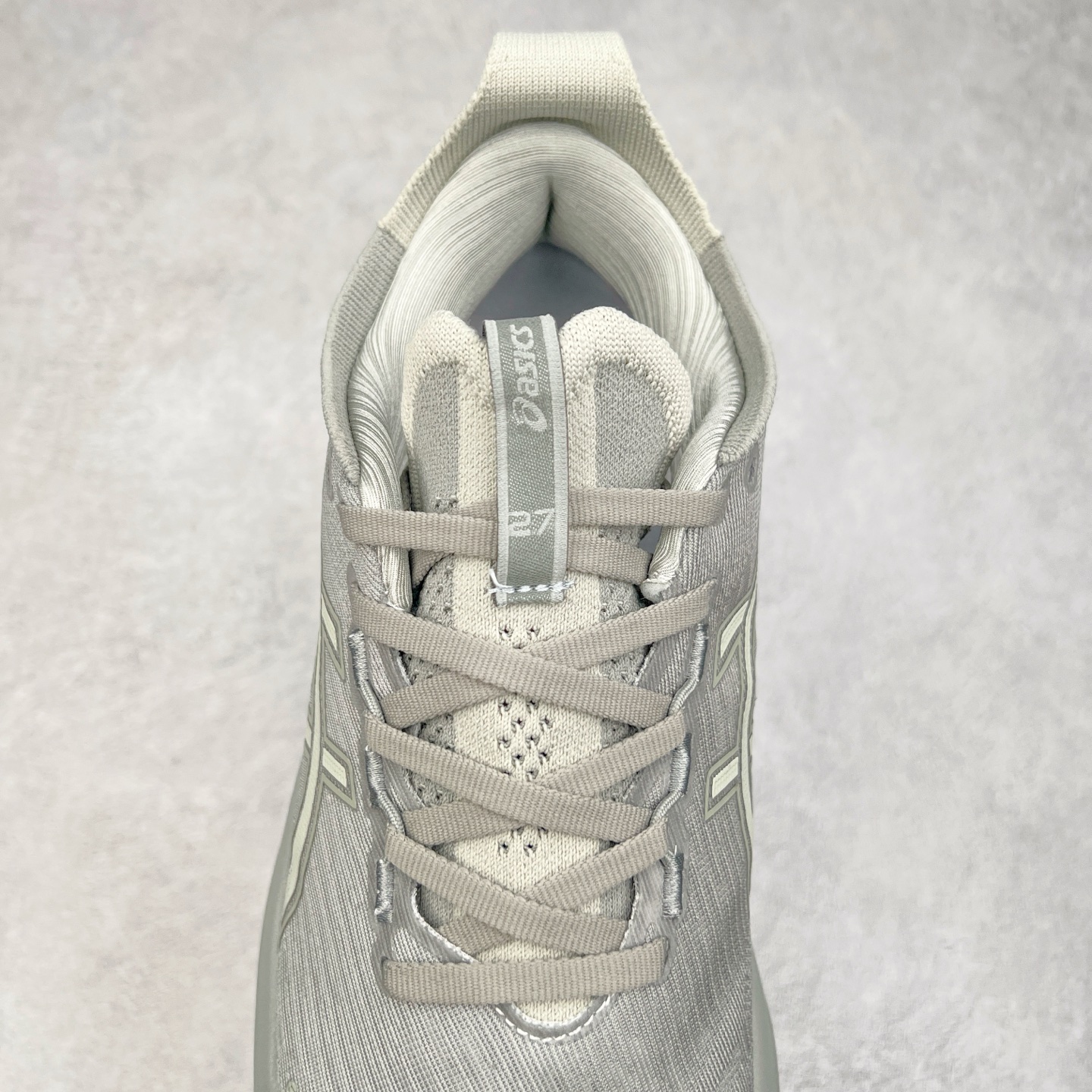 图片[5]-Asics GEL-Nimbus 27 亚瑟士缓震跑鞋 近年复古风潮的势头很旺 ASICS一直坚信保持身体的健康与活力是打造健康快乐的生活方式的最佳途径 ASICS为复古鞋型注入新设计 为玩家的街头穿搭提供了更多可能 GEL-NIMBUSTM9运动鞋最初是为中立和仰卧跑步者设计的长距离训练器 采用原始材料和关键细节重新设计 其Y2K时代的工业外观也被大胆的对比和色块所抵消 尺码：36 36.5 37.5 38 38.5 39 40 40.5 41.5 42 42.5 43.5 44 44.5 45-选品中心