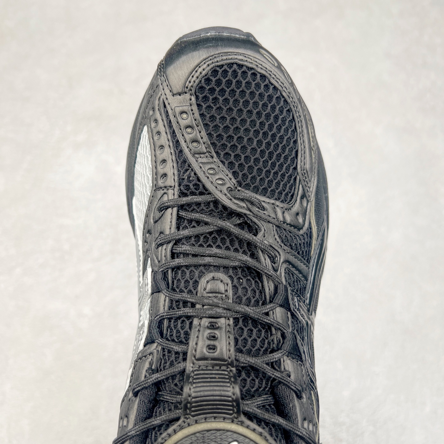 图片[4]-ASICS Gel-Nimbus 10.1 亚瑟士雨云10.1代系列轻量缓震休闲运动跑步鞋 近年来，运动鞋市场迎来了一个新的设计潮流：通过融合艺术与技术，赋予运动鞋更多的时尚元素和创新设计。作为市场中的领导者之一，ASICS（亚瑟士）一向以其技术创新和卓越的鞋款设计著称。而另一个前卫的实验鞋类品牌EMPTY BEHAVIOR，以其非凡的创意和探索，尤其对未来主义和非传统材料的热情撞击，从业界中脱颖而出。两者的合作，以推出特别版的GEL-NIMBUS™ 10.1鞋款——主题为“EVEN MY SHOE IS ART”为标志，为运动鞋设计涉入一个全新的高度。尺码：36 37 37.5 38 39 39.5 40.5 41.5 42 42.5 43.5 44 44.5 45-选品中心