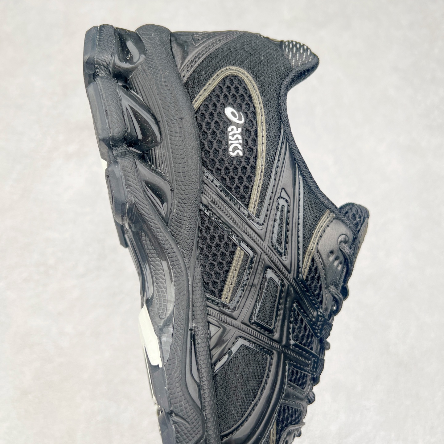 图片[6]-ASICS Gel-Nimbus 10.1 亚瑟士雨云10.1代系列轻量缓震休闲运动跑步鞋 近年来，运动鞋市场迎来了一个新的设计潮流：通过融合艺术与技术，赋予运动鞋更多的时尚元素和创新设计。作为市场中的领导者之一，ASICS（亚瑟士）一向以其技术创新和卓越的鞋款设计著称。而另一个前卫的实验鞋类品牌EMPTY BEHAVIOR，以其非凡的创意和探索，尤其对未来主义和非传统材料的热情撞击，从业界中脱颖而出。两者的合作，以推出特别版的GEL-NIMBUS™ 10.1鞋款——主题为“EVEN MY SHOE IS ART”为标志，为运动鞋设计涉入一个全新的高度。尺码：36 37 37.5 38 39 39.5 40.5 41.5 42 42.5 43.5 44 44.5 45-选品中心