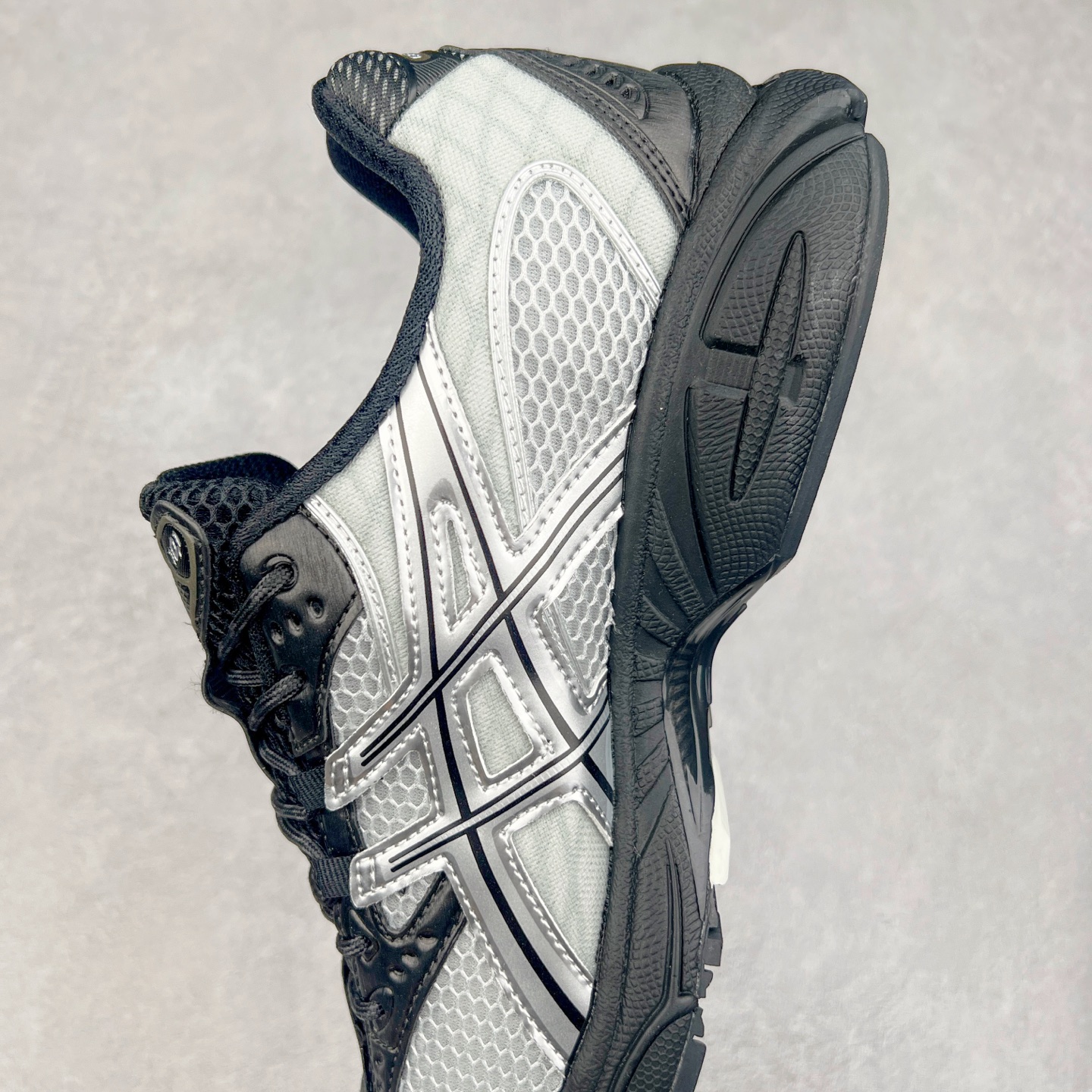 图片[7]-ASICS Gel-Nimbus 10.1 亚瑟士雨云10.1代系列轻量缓震休闲运动跑步鞋 近年来，运动鞋市场迎来了一个新的设计潮流：通过融合艺术与技术，赋予运动鞋更多的时尚元素和创新设计。作为市场中的领导者之一，ASICS（亚瑟士）一向以其技术创新和卓越的鞋款设计著称。而另一个前卫的实验鞋类品牌EMPTY BEHAVIOR，以其非凡的创意和探索，尤其对未来主义和非传统材料的热情撞击，从业界中脱颖而出。两者的合作，以推出特别版的GEL-NIMBUS™ 10.1鞋款——主题为“EVEN MY SHOE IS ART”为标志，为运动鞋设计涉入一个全新的高度。尺码：36 37 37.5 38 39 39.5 40.5 41.5 42 42.5 43.5 44 44.5 45-选品中心